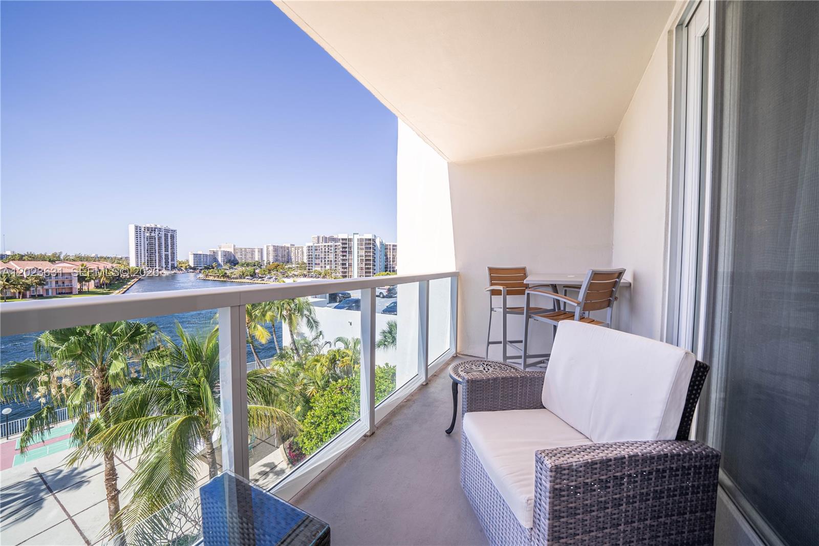 HALLMARK OF HOLLYWOOD CON - Residential