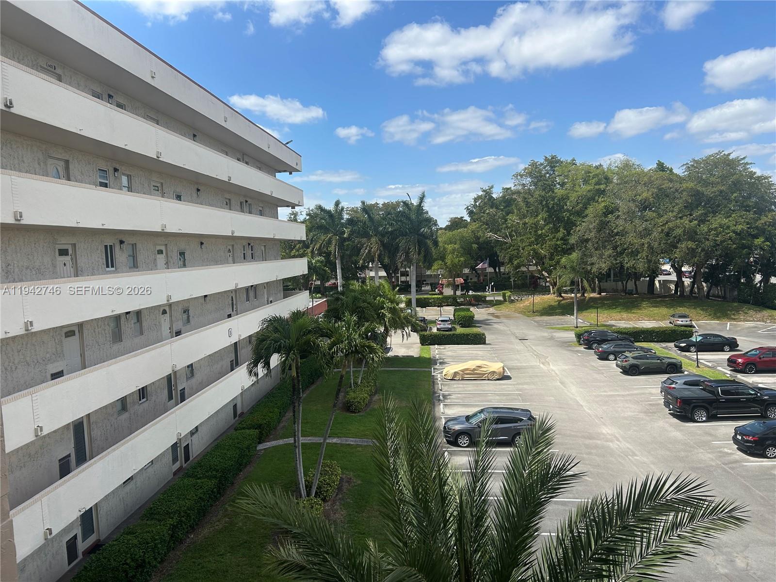 HOLLYBROOK GOLF AND - Residential
