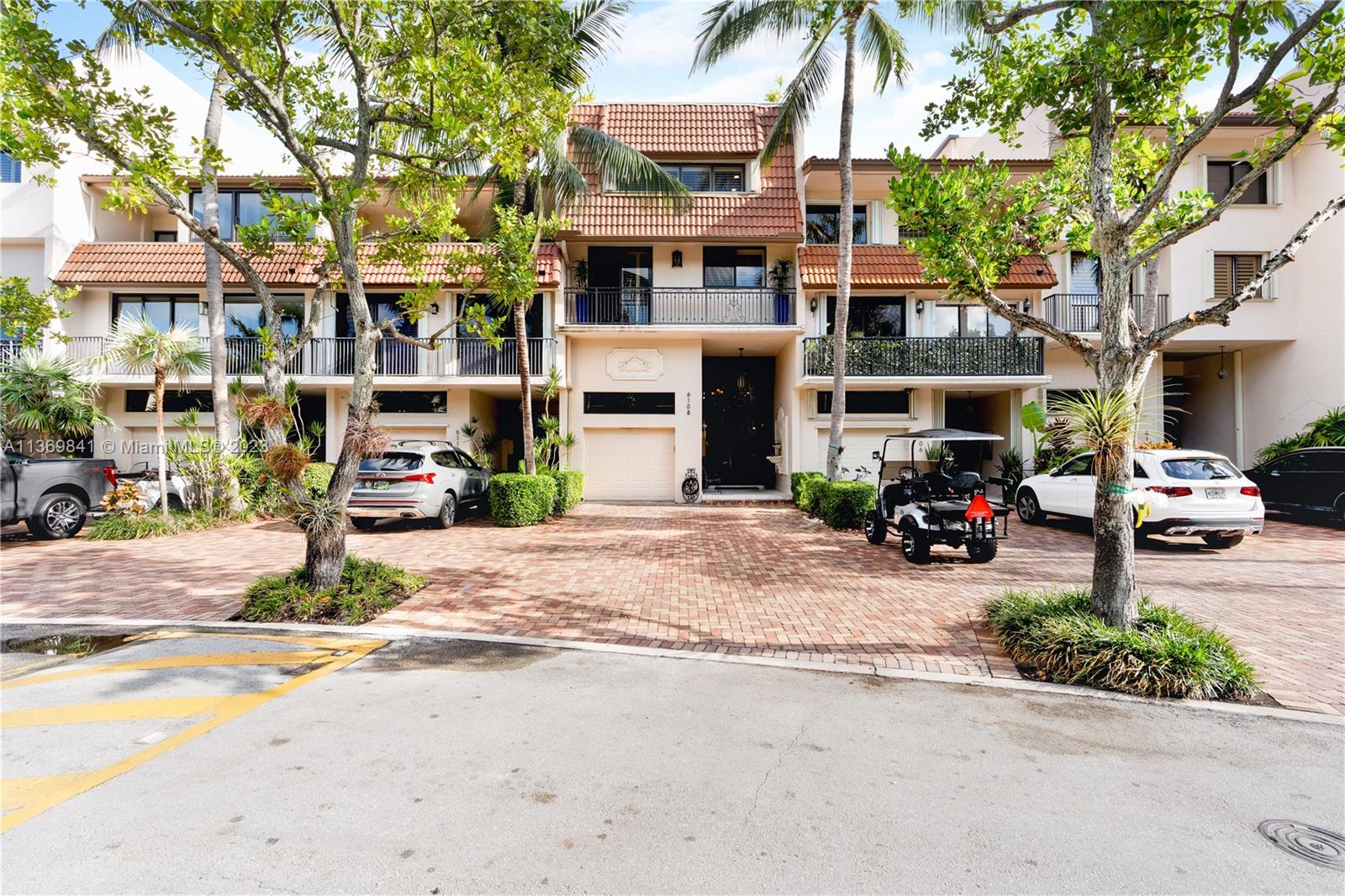 ROYAL HARBOUR YACHT CLUB - Residential