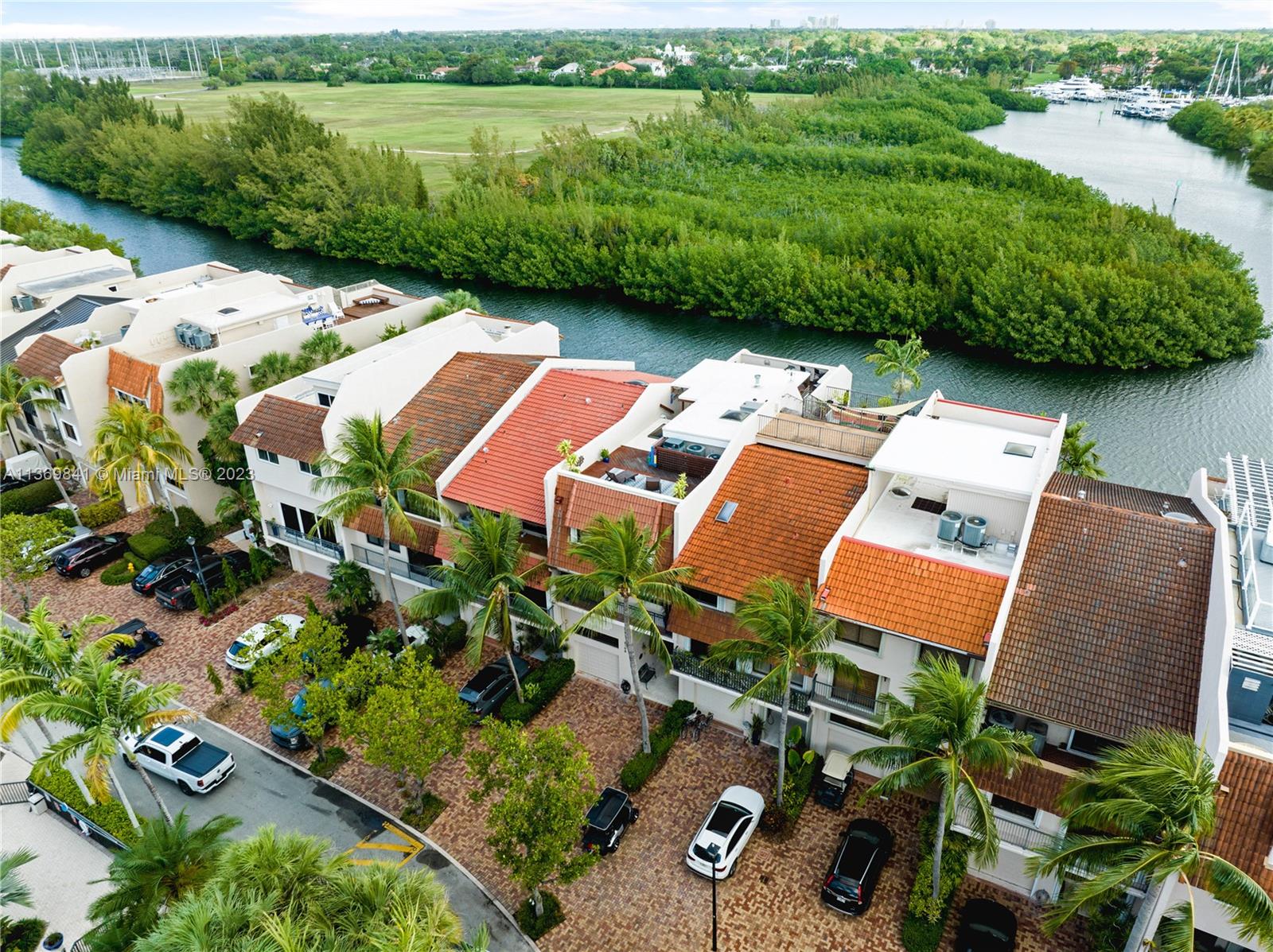 ROYAL HARBOUR YACHT CLUB - Residential