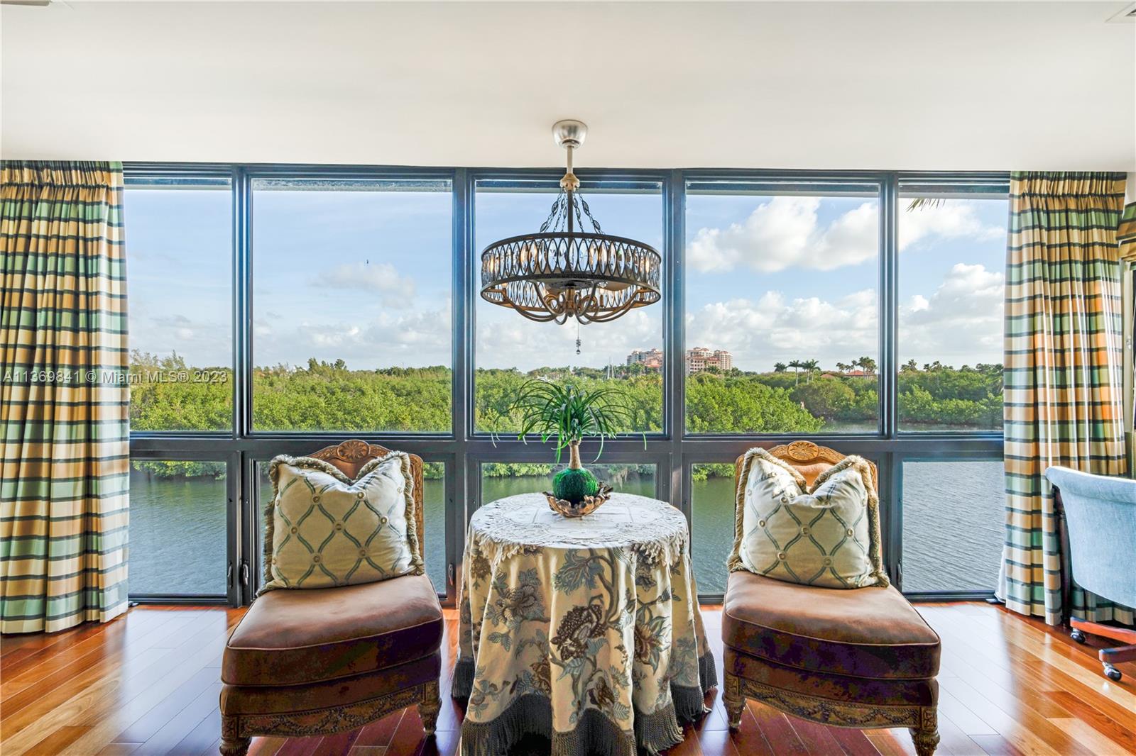 ROYAL HARBOUR YACHT CLUB - Residential