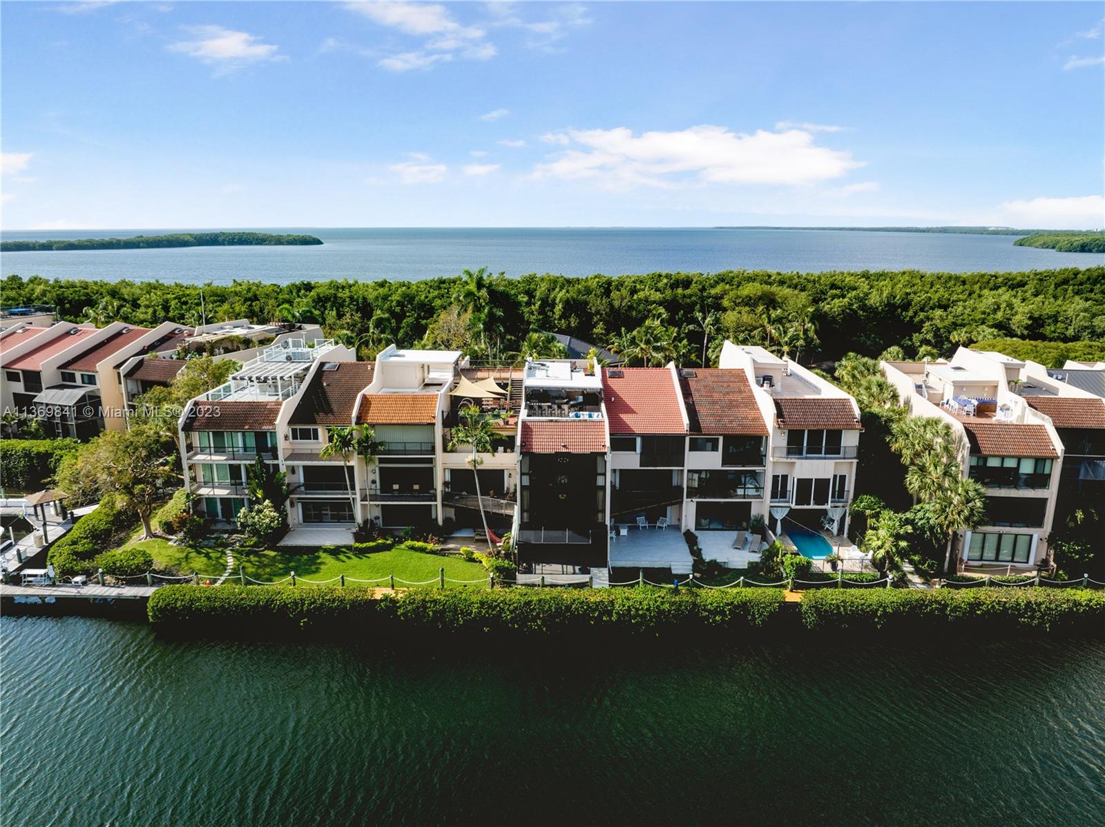 ROYAL HARBOUR YACHT CLUB - Residential