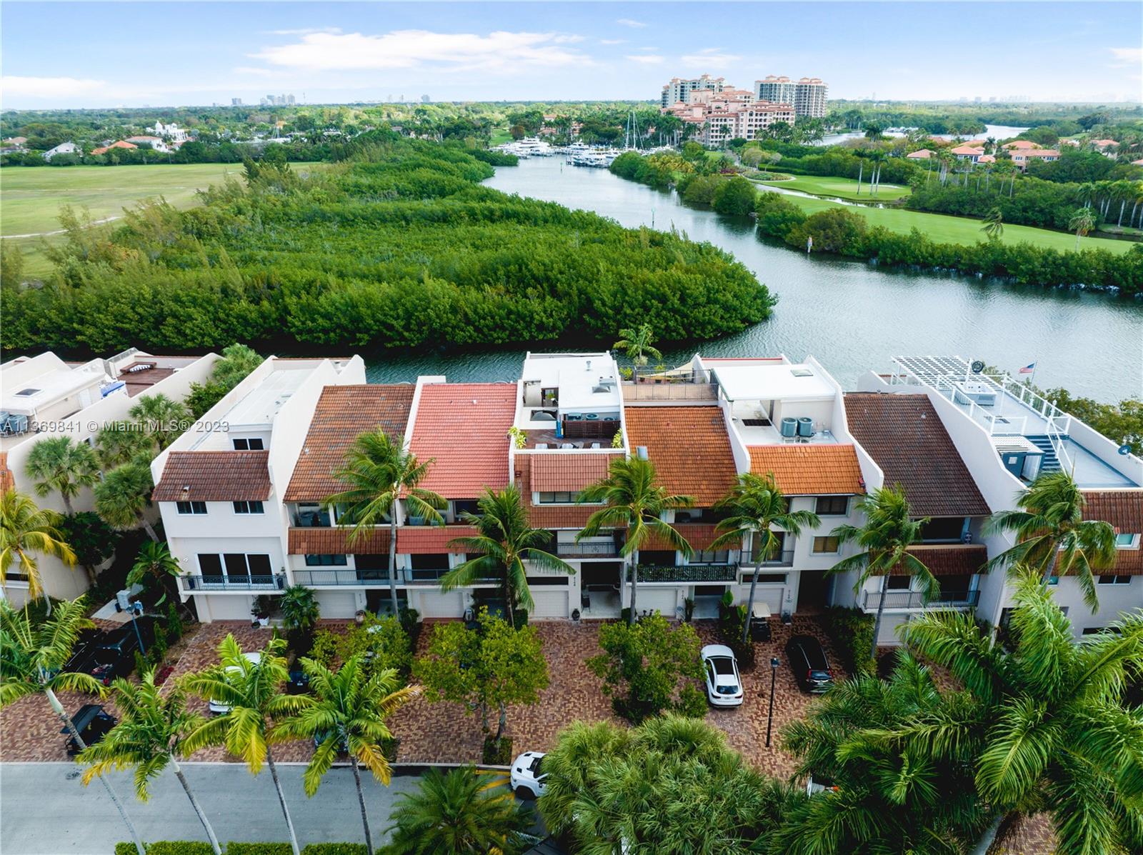 ROYAL HARBOUR YACHT CLUB - Residential