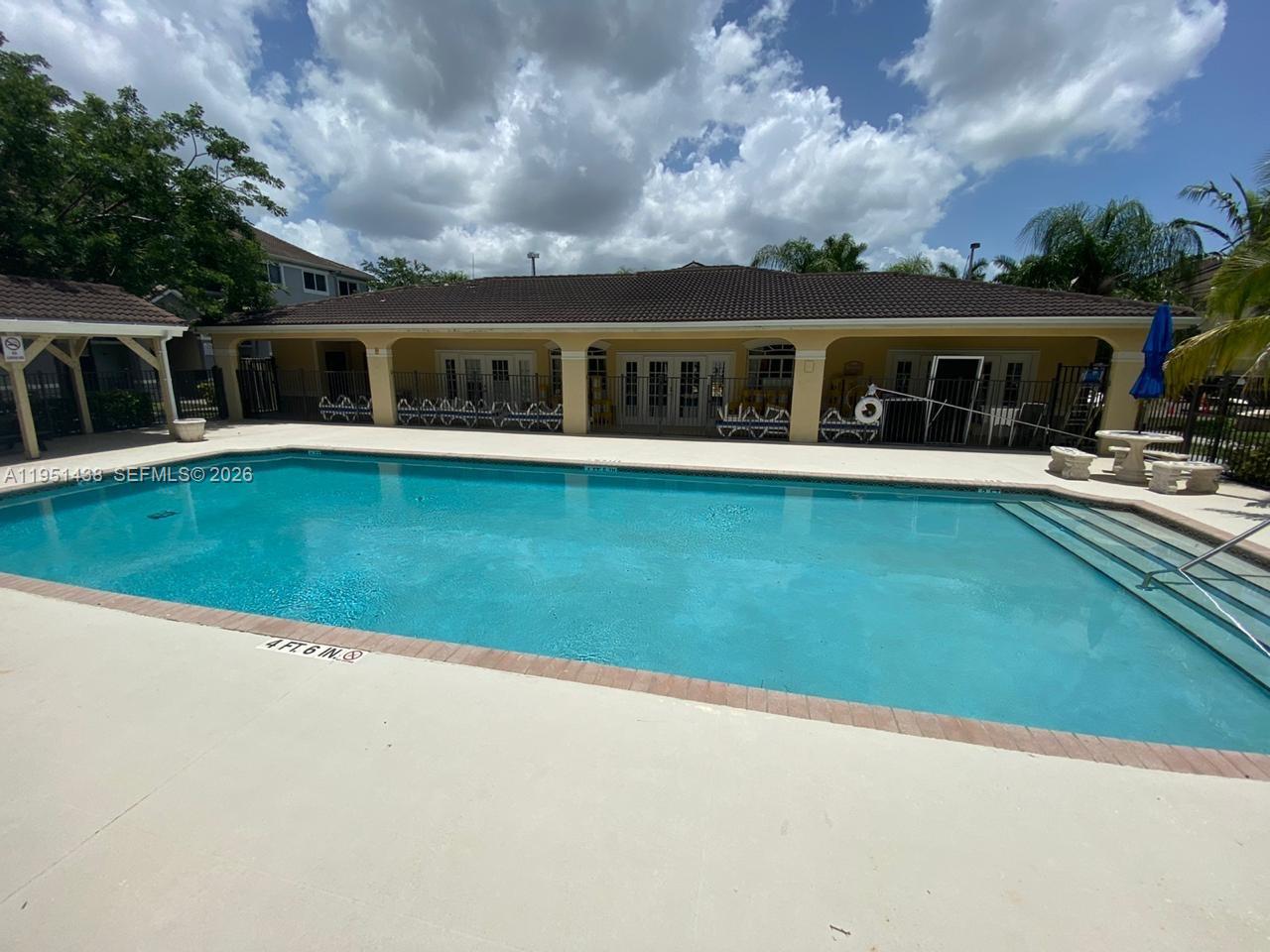 VISTA TRACE - Residential