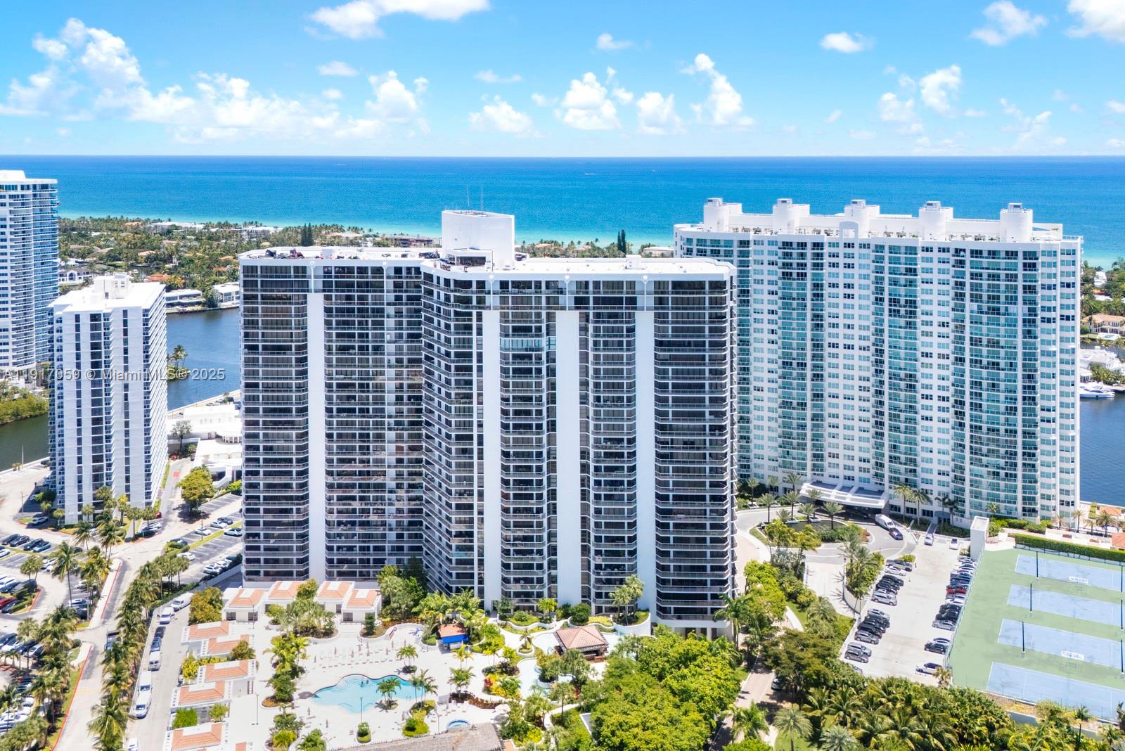 HAMPTONS WEST - Residential