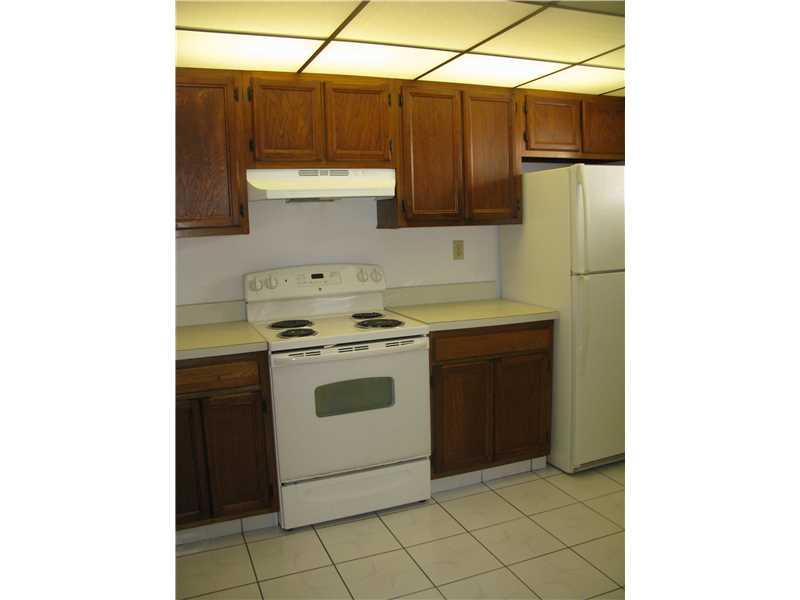 SPACIOUS ONE BEDROOM  WITH ONE AND A HALF BATHS. VERY NICE KITCHEN WITH UPDATED APPLIANCES. ROOM FOR SMALL TABLE. SCREENED BALCONY. ELEVATOR AND SECURED LOBBY.