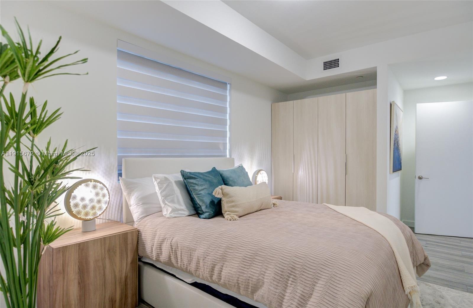 L'UCCELLO CONDO - Residential Lease