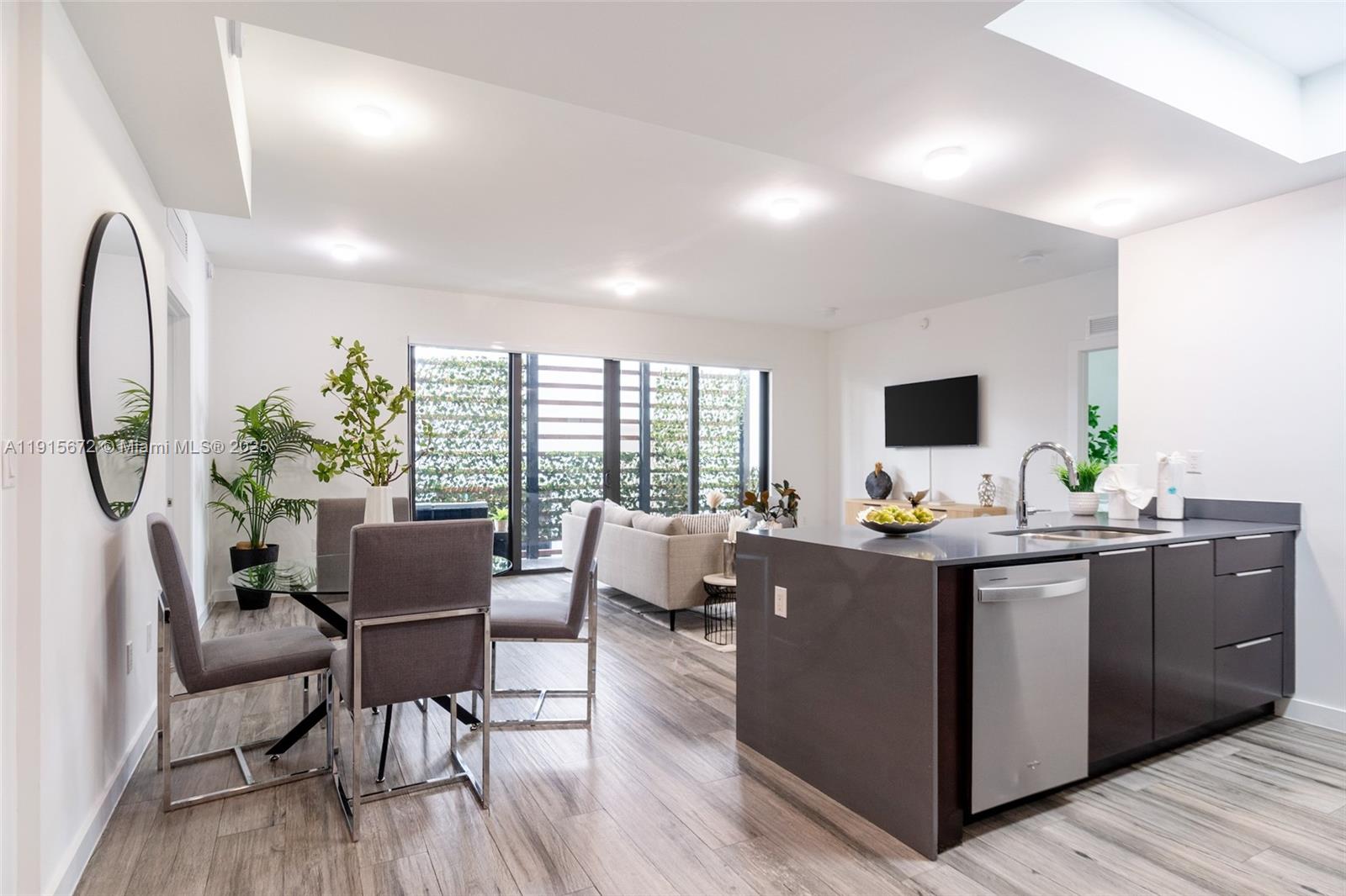 L'UCCELLO CONDO - Residential Lease