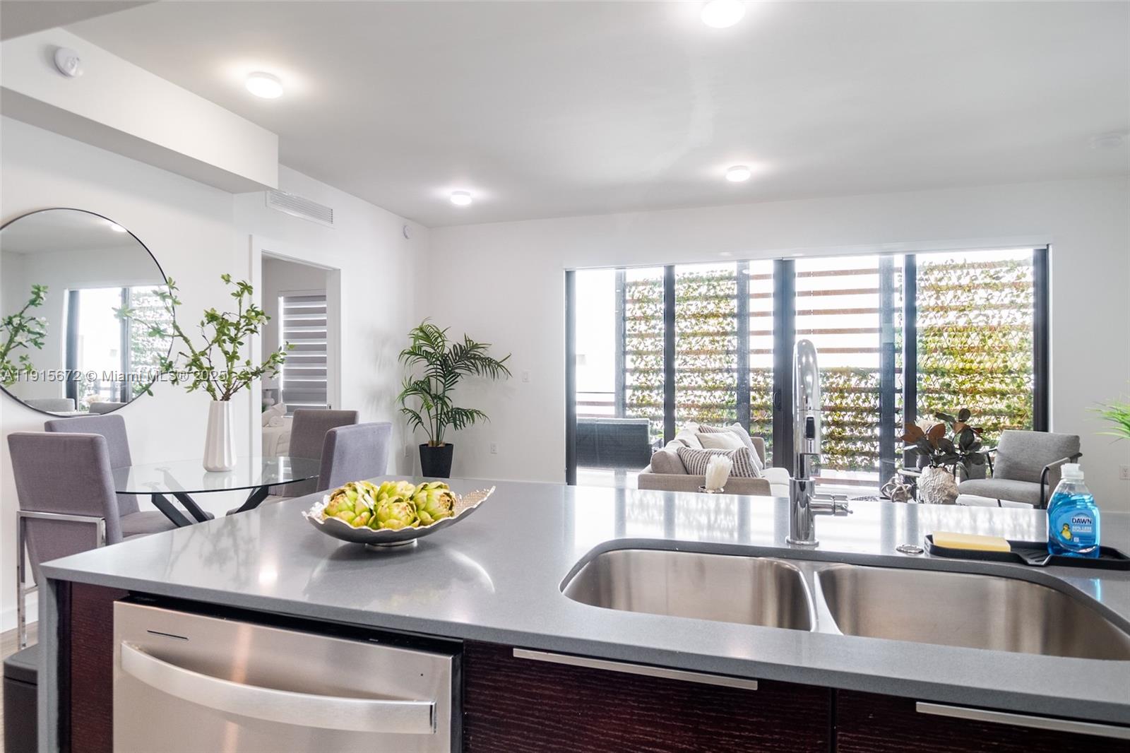 L'UCCELLO CONDO - Residential Lease