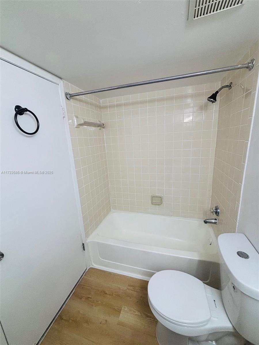 VILLAS DE VENEZIA CONDO - Residential Lease