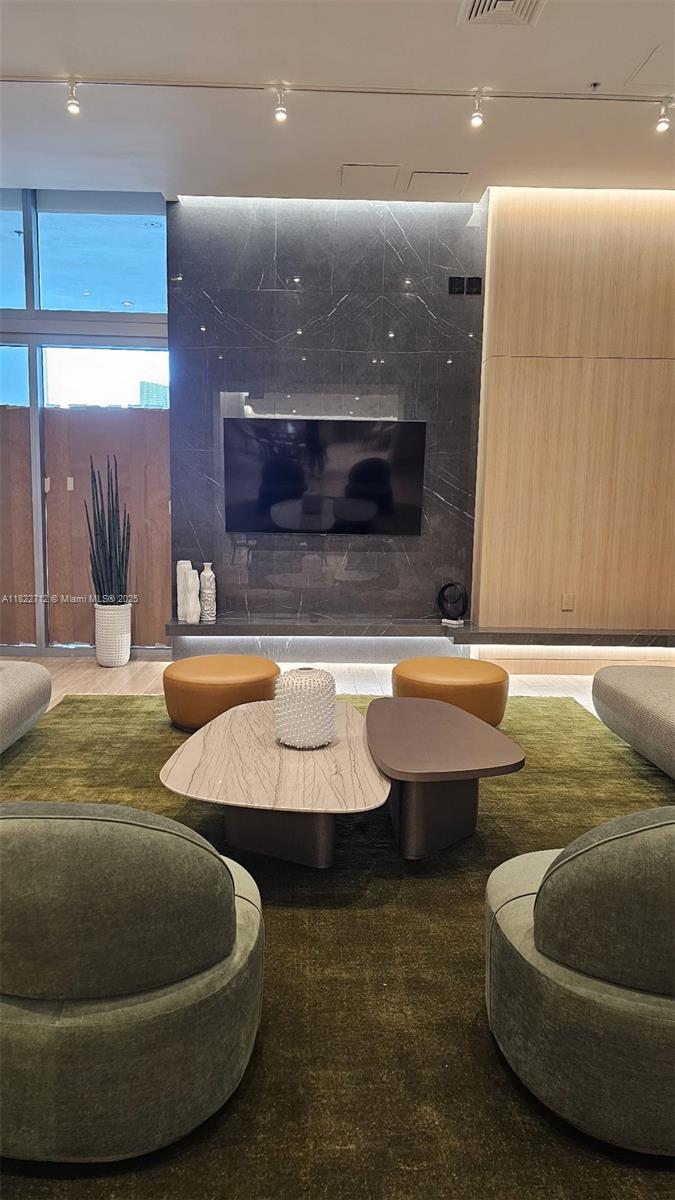 IVY CONDO - Residential