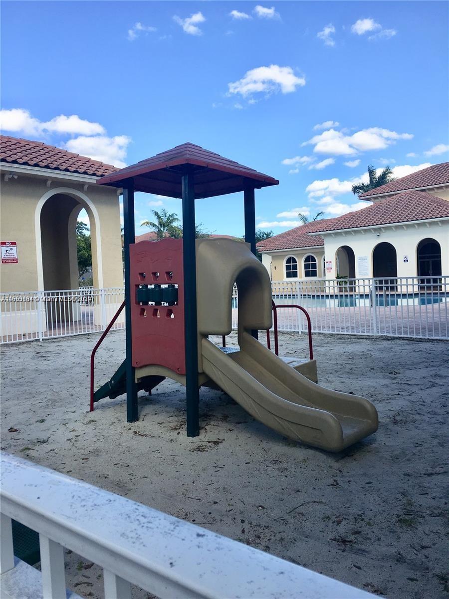 LAS TERRAZAS AT VIZCAYA C - Residential Lease