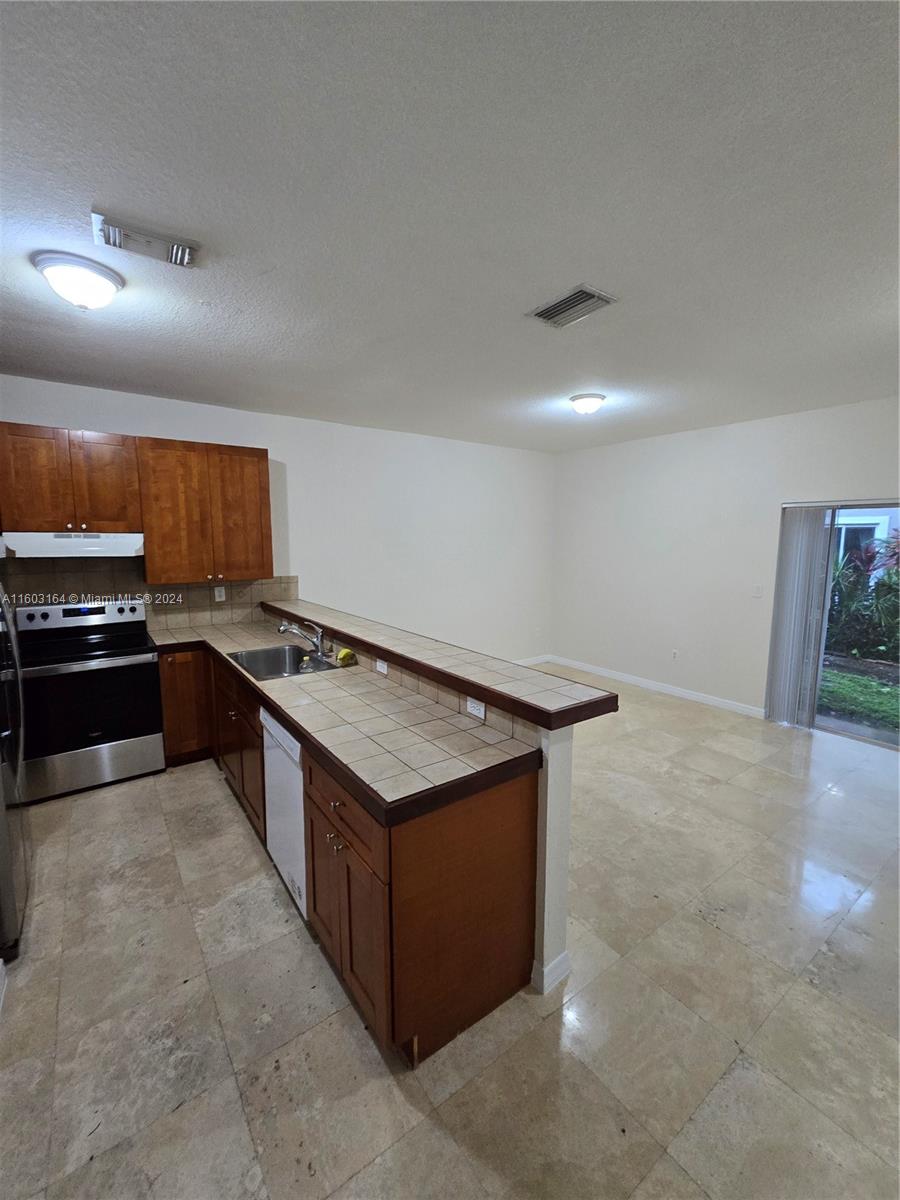 LAS TERRAZAS AT VIZCAYA C - Residential Lease