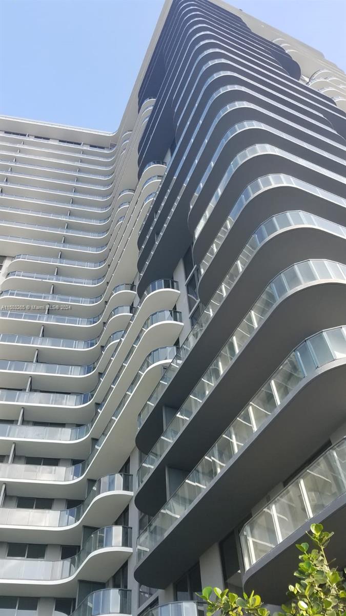COME LIVE IN THIS AMAZING 1/1 APARTMENT WITH TOP OF THE LINE AMENITIES. THIS BUILDING IS LOCATED IN THE BEST LOCATION, WITH SHOPS, AND MULTIPLE RESTAURANTS IN THE AREA!!! JUST MINUTES FROM THE HIGHWAY, MIAMI BEACH, DOWNTOWN AND BRICKELL. BLACK OUT IN BEDROOM AND SCREEN IN LIVING ROOM!!
