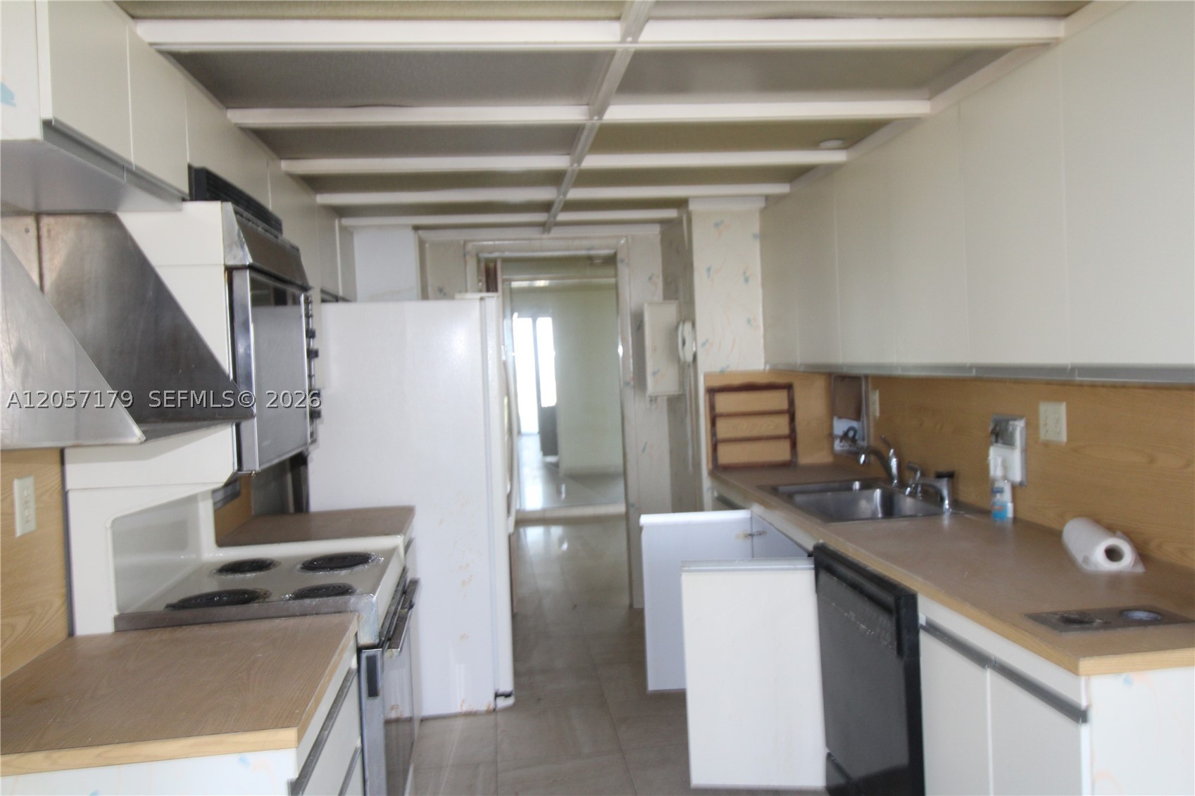 TOWERS OF QUAYSIDE CONDO - Residential