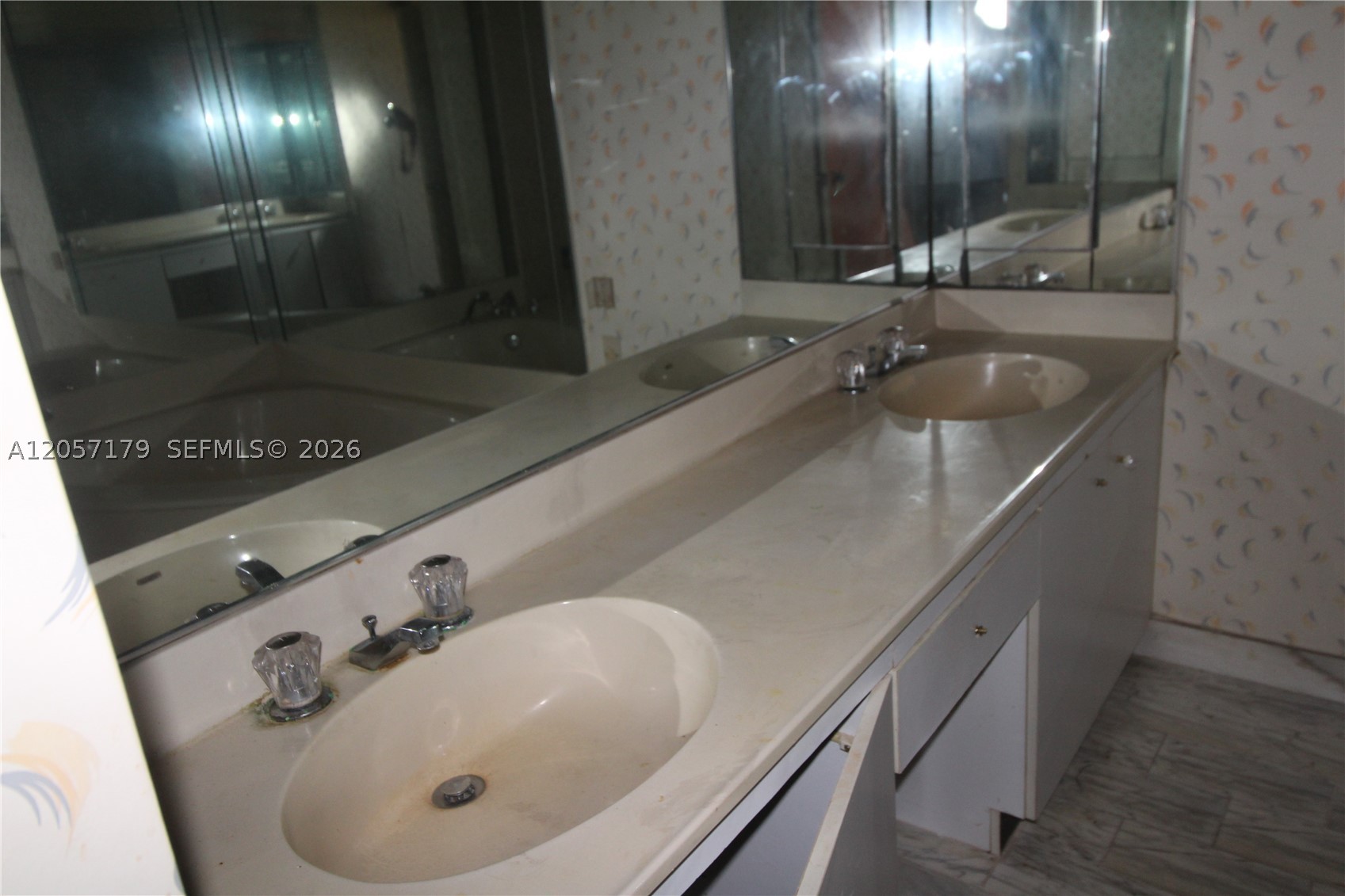 TOWERS OF QUAYSIDE CONDO - Residential
