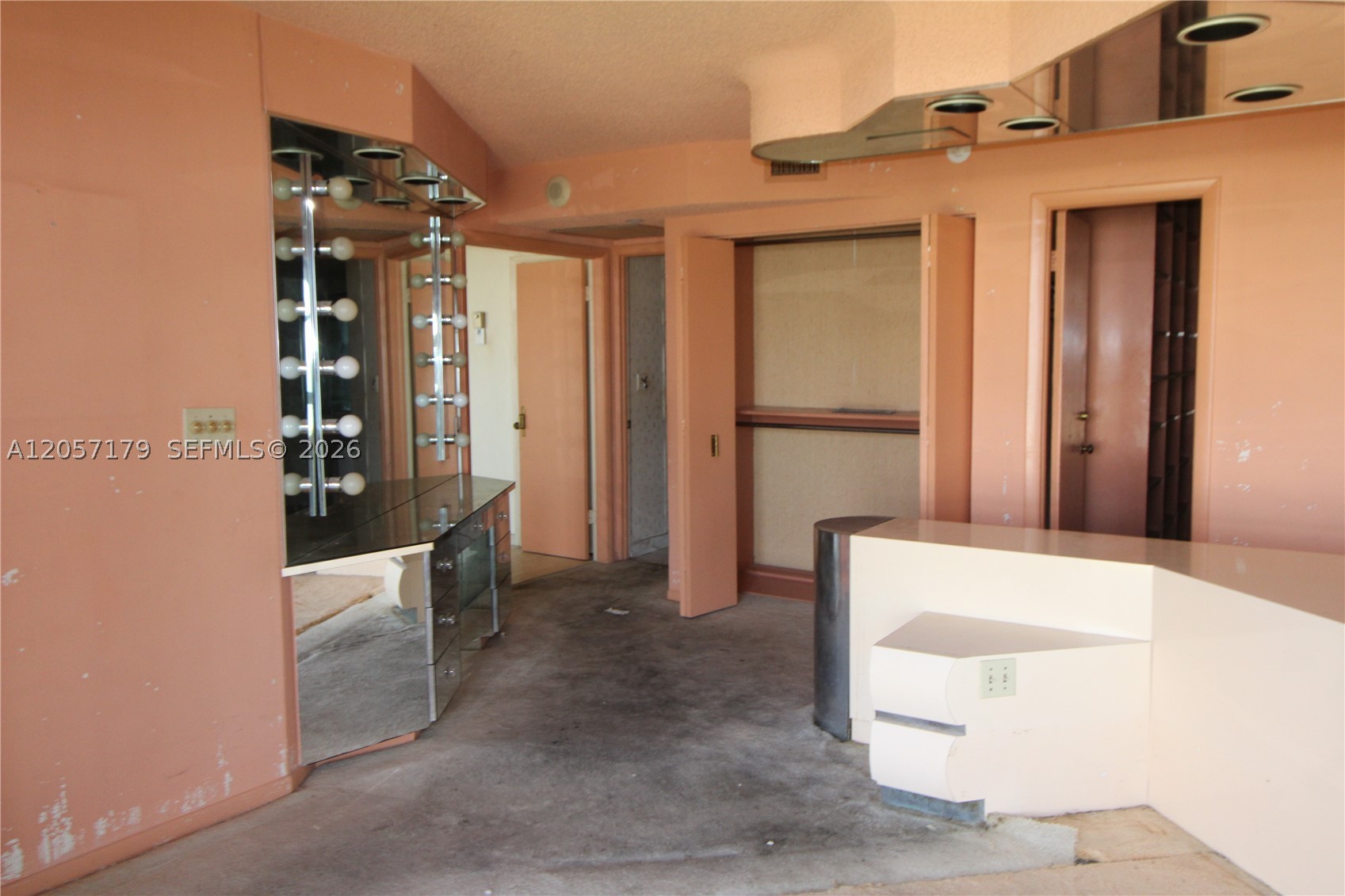 TOWERS OF QUAYSIDE CONDO - Residential