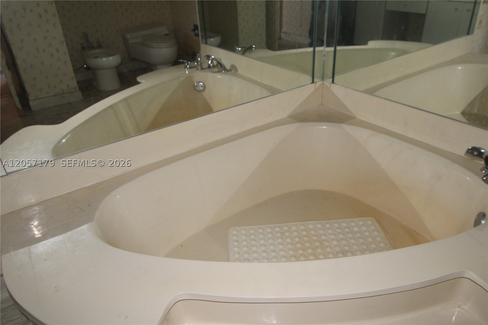 TOWERS OF QUAYSIDE CONDO - Residential