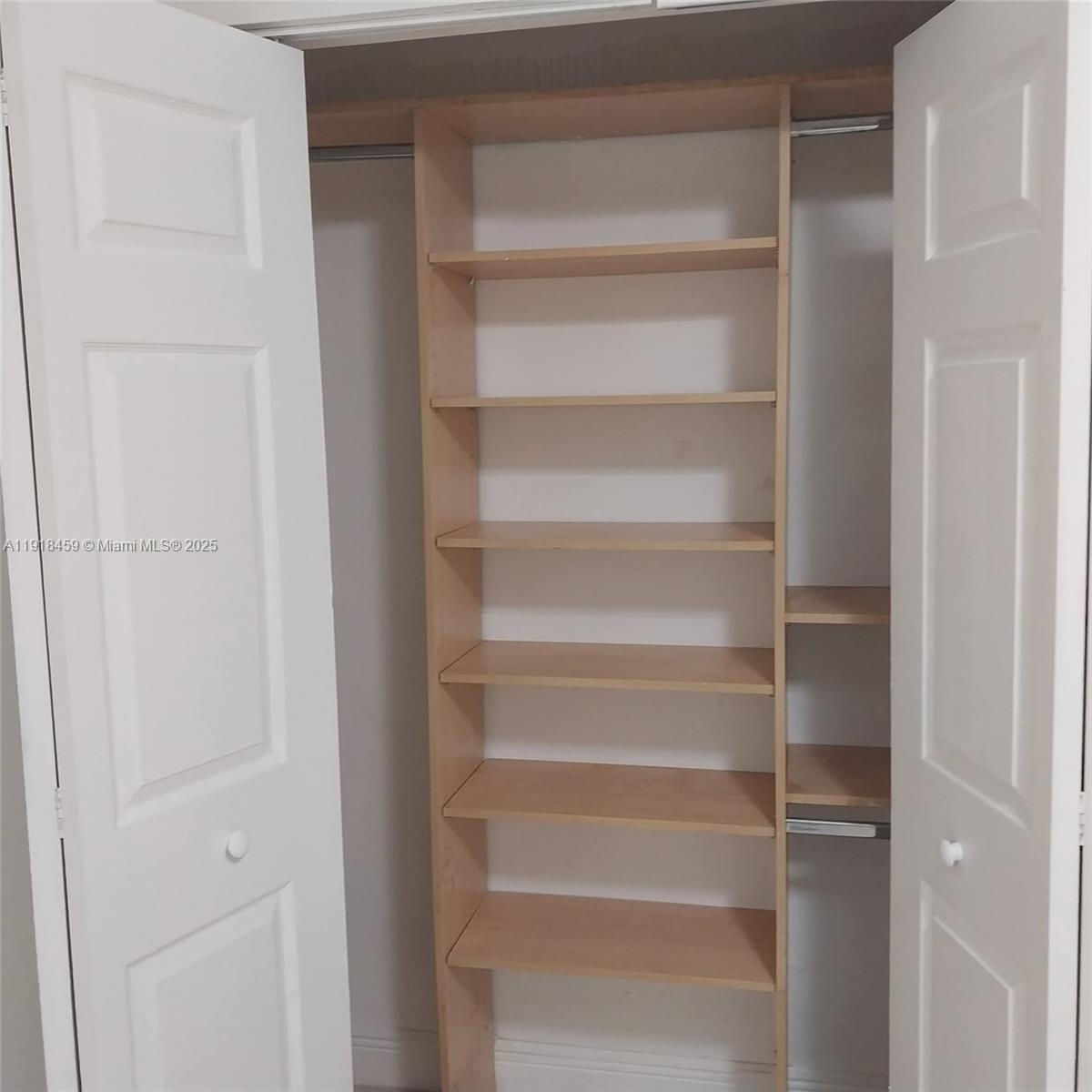 OAKS CONDO - Residential