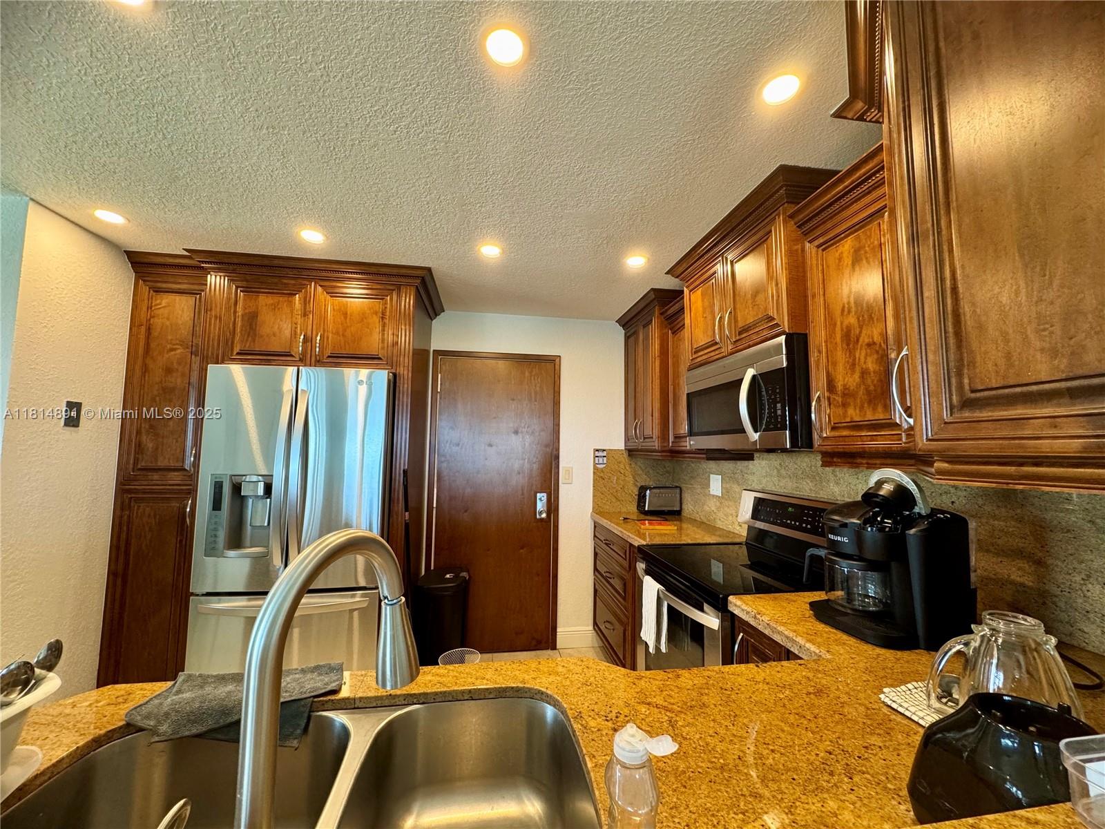 COUNTRY CLUB TOWER OF COR - Residential Lease