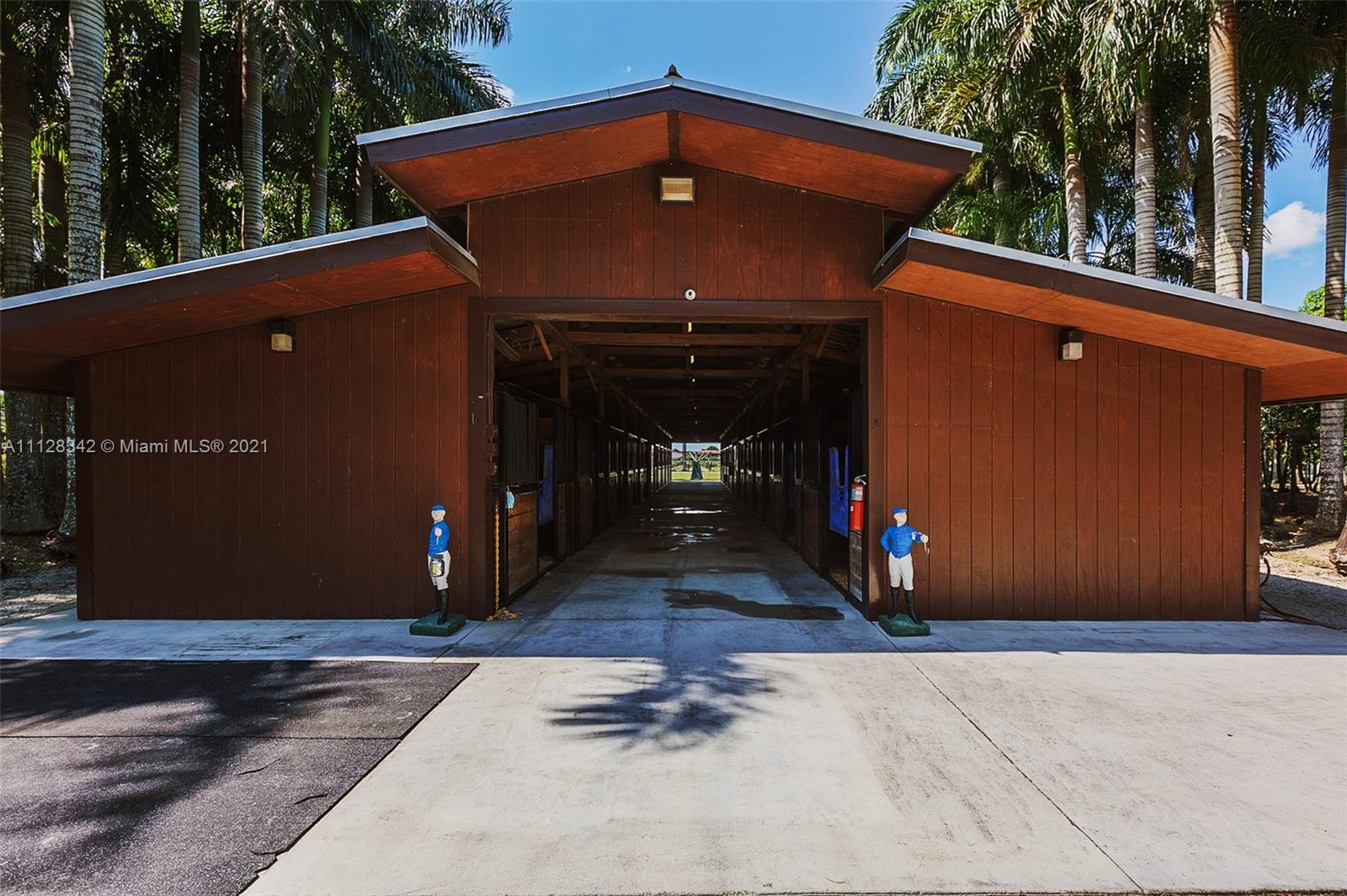 REDLAND EQUESTRIAN - Commercial Sale