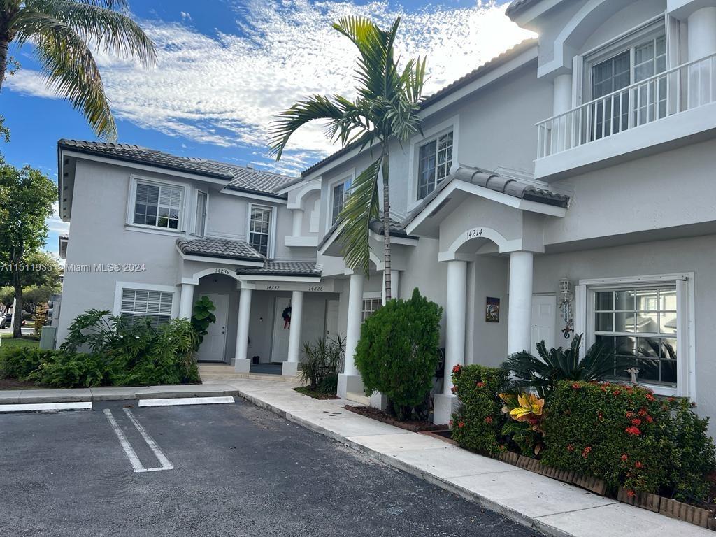 2/1.5 Completely Renovated, in laundry unit, private patio, 2 story, inside private community Bonita Villas, Metro zoo area, community pool, very peaceful community.
Available February 1st 2024