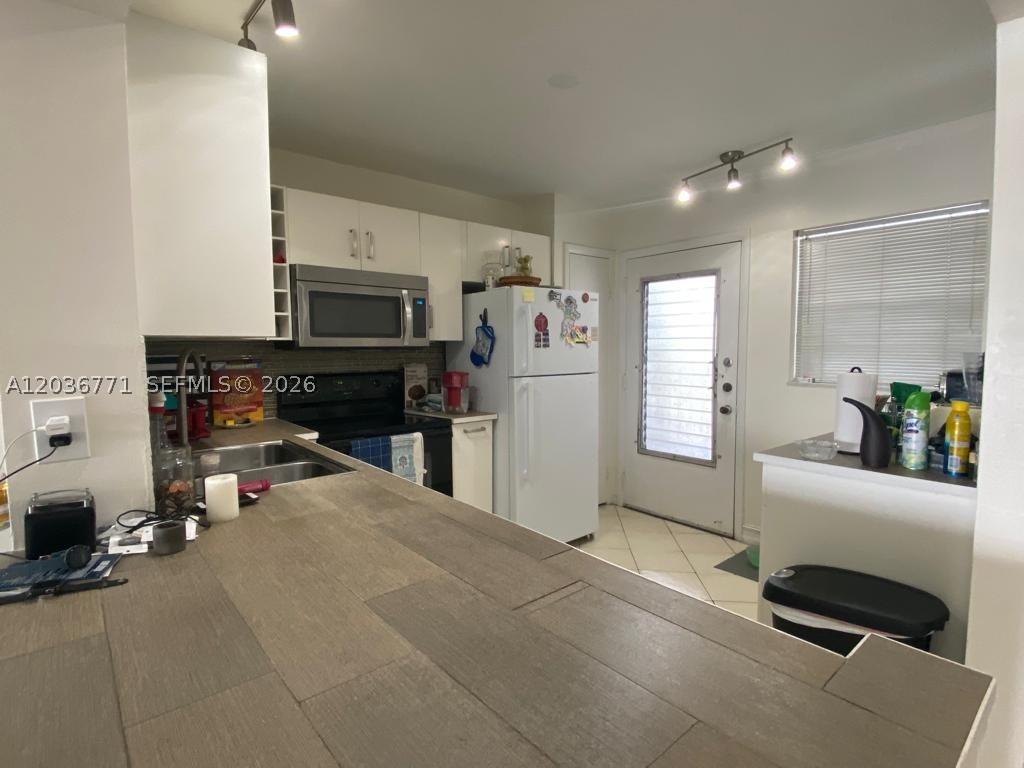 AZURE LAKE CONDO - Residential Lease