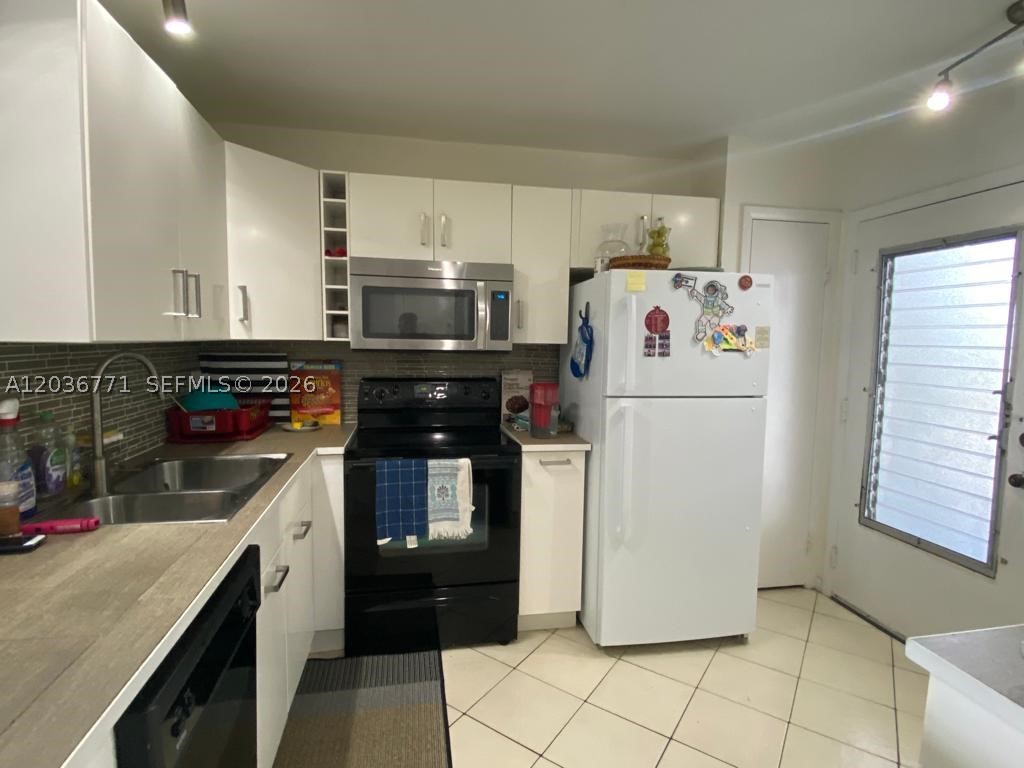 AZURE LAKE CONDO - Residential Lease