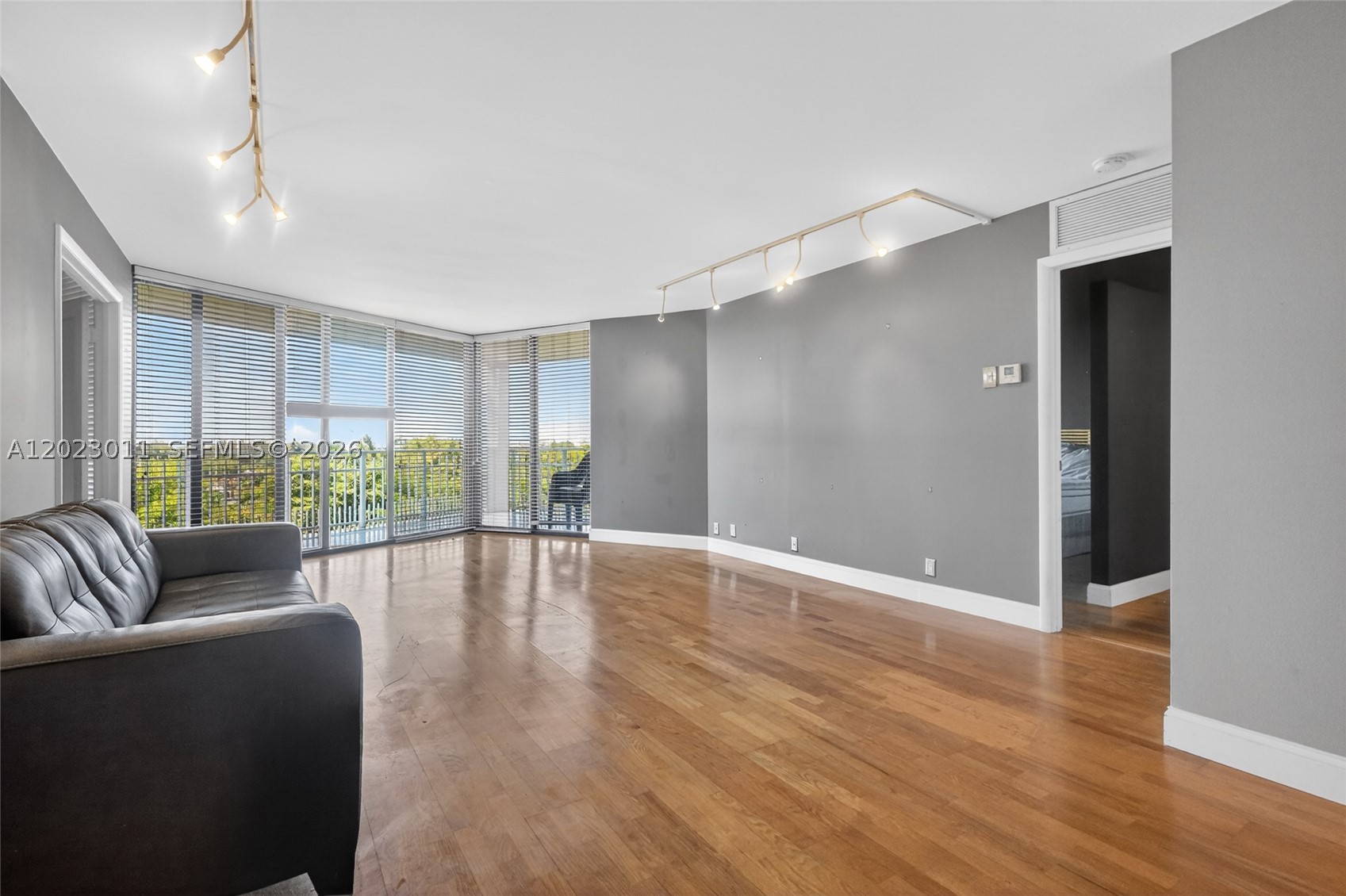 TOWERS OF QUAYSIDE CONDO - Residential