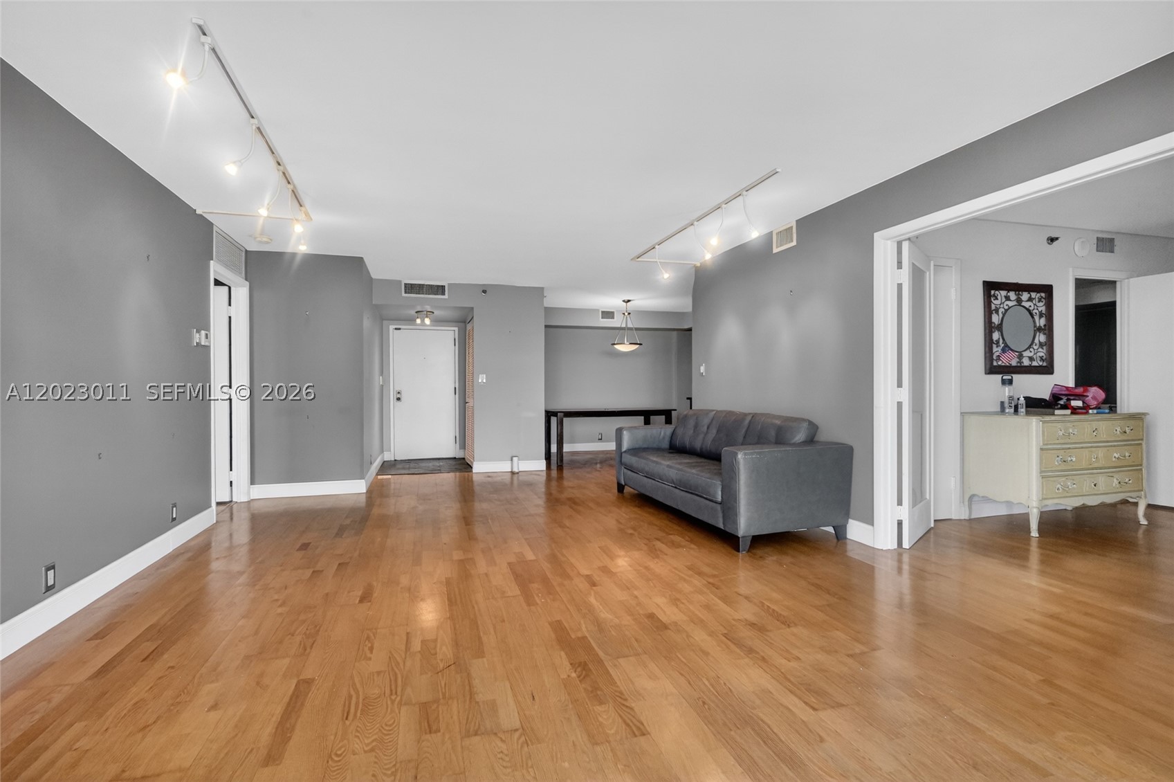 TOWERS OF QUAYSIDE CONDO - Residential