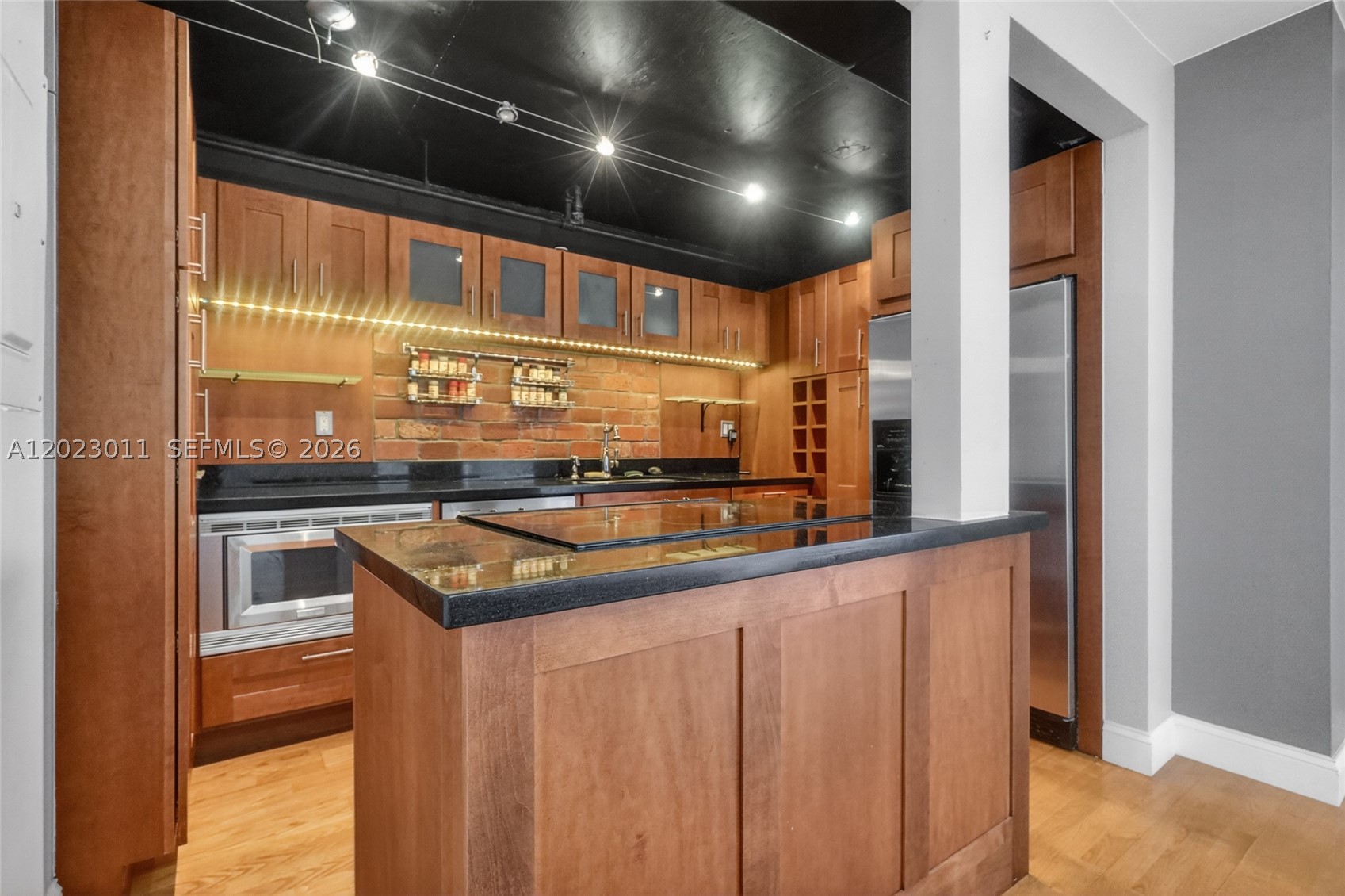 TOWERS OF QUAYSIDE CONDO - Residential