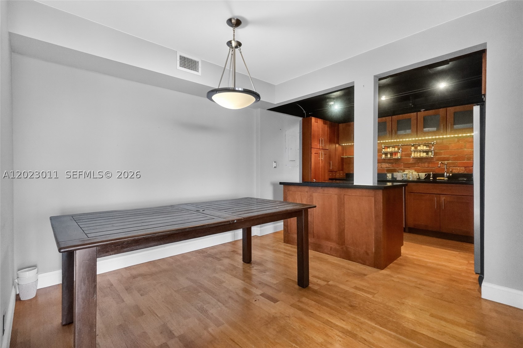 TOWERS OF QUAYSIDE CONDO - Residential