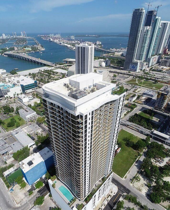 Stunning Sunset views from a 2 bedrooms 2 bathrooms, Very spacious layout, great location, all you need is around you. Close access to major highways, 30,000 sqft of amenities including 3 pools, Jacuzzi, 3,000 sqft state of the art gym, Spa, Sauna & Treatment Room, Yoga Loft, Racquetball Court, Theater, Social Room, Indoor/Outdoor 24/7 security, concierge, management on site, self parking, valet on site.