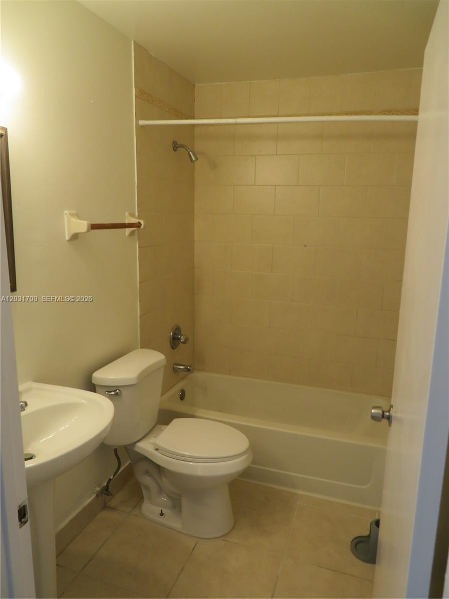 VILLAS OF NARANJA CONDO - Residential Lease