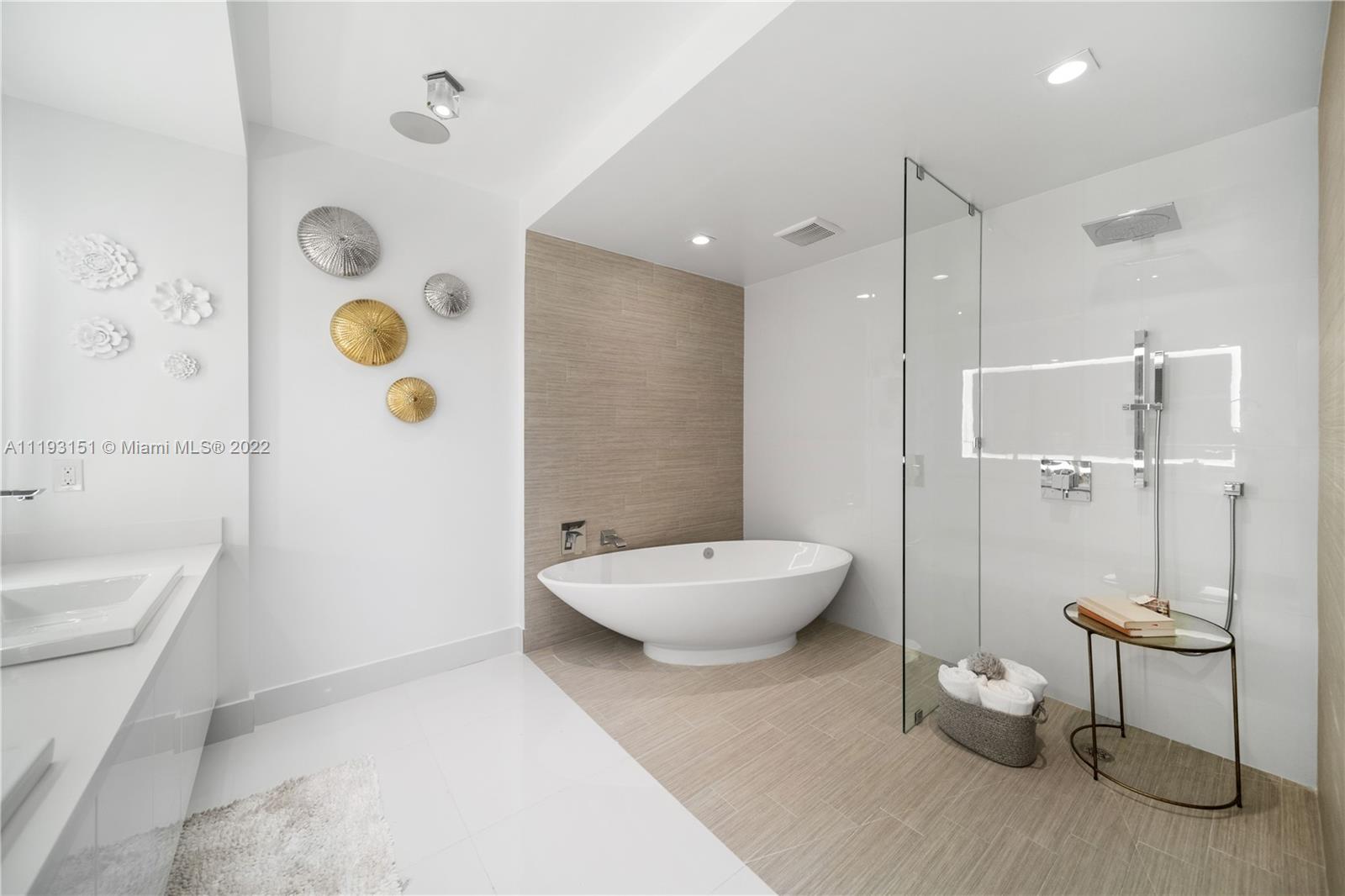 PARQUE TOWERS CONDO - Residential