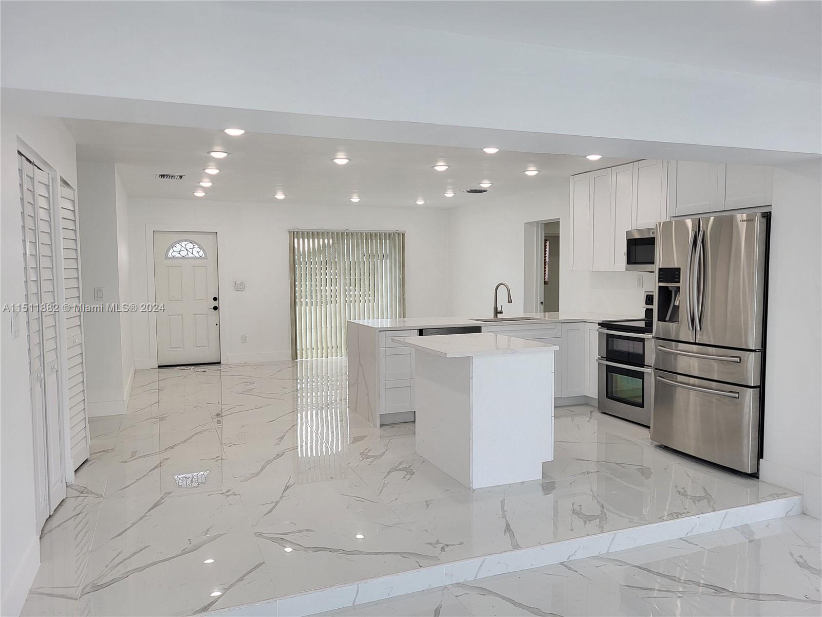 SO MIAMI HEIGHTS MANOR - Residential