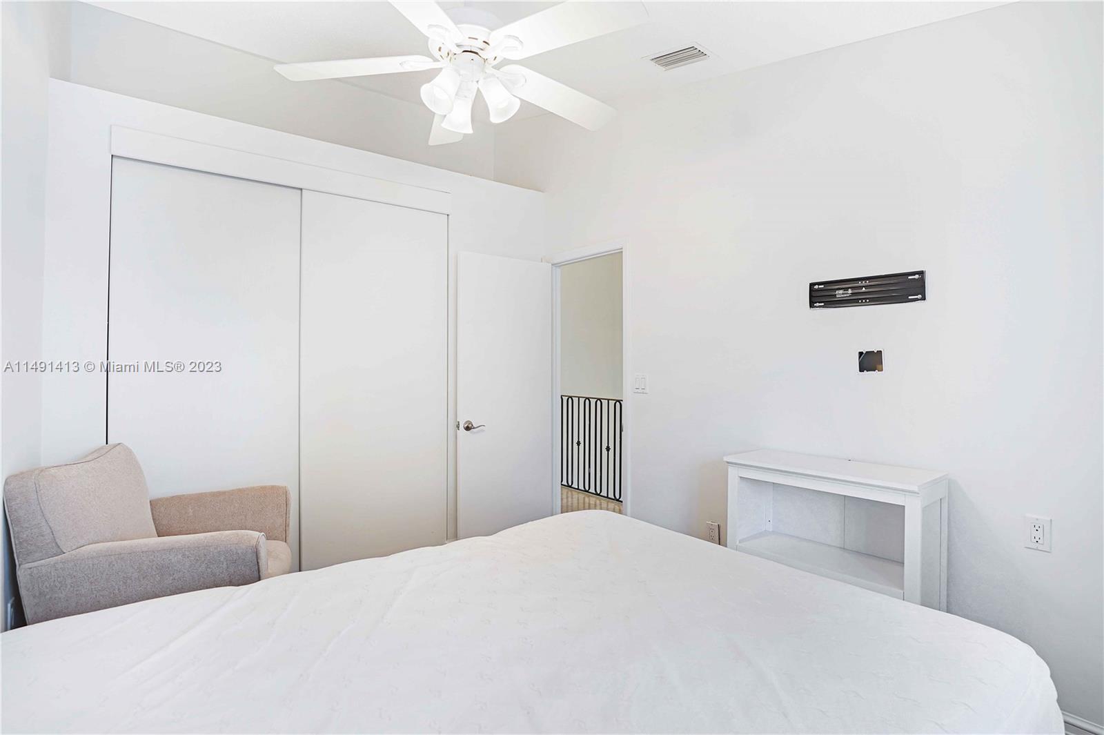 GOLDEN POINTE - Residential Lease
