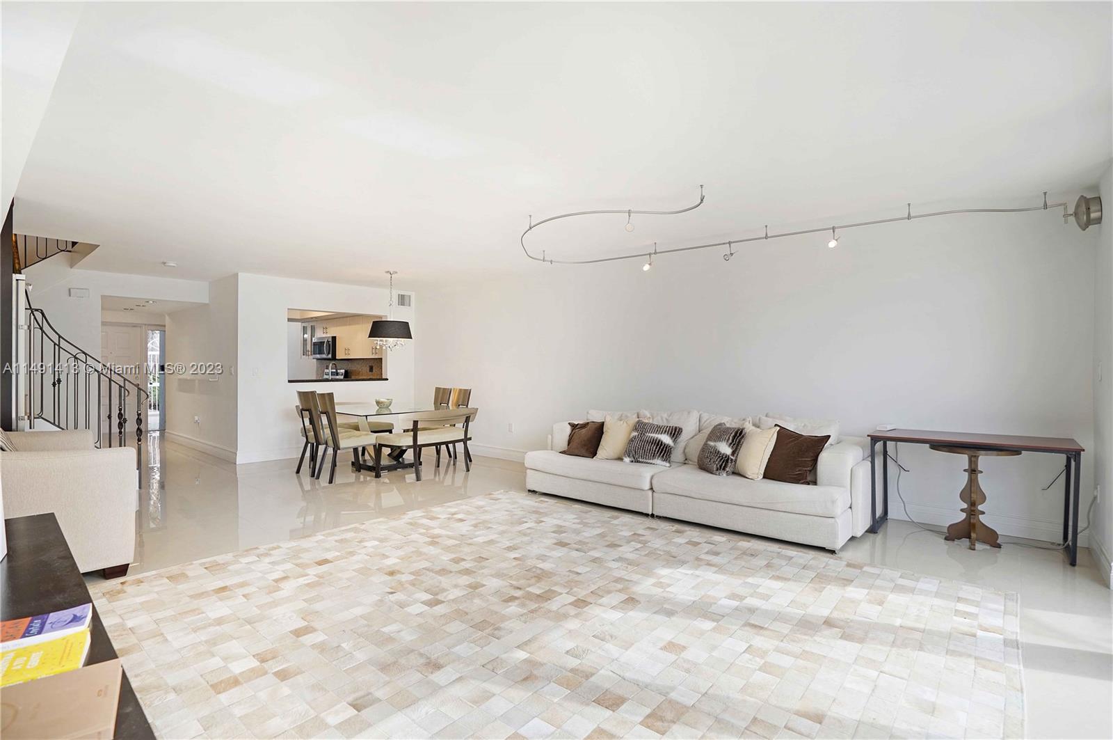 GOLDEN POINTE - Residential Lease