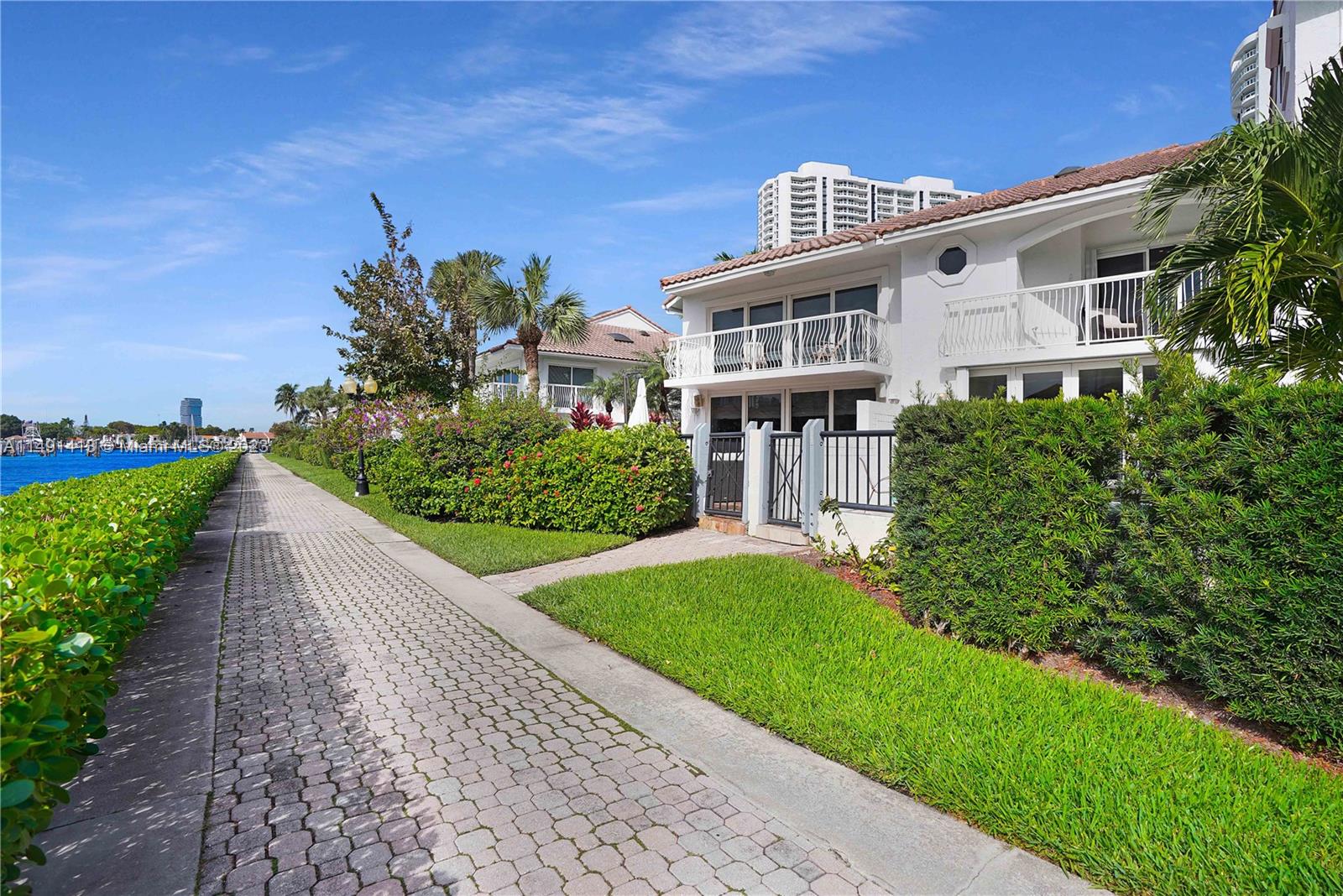 GOLDEN POINTE - Residential Lease