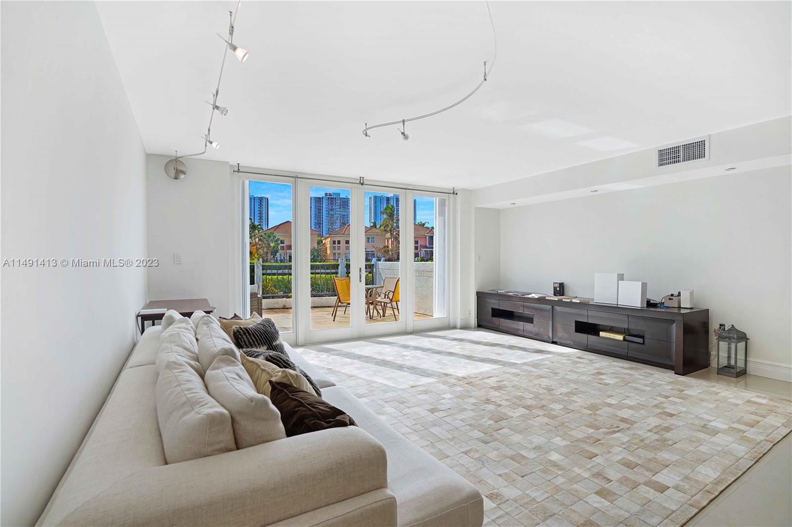 GOLDEN POINTE - Residential Lease