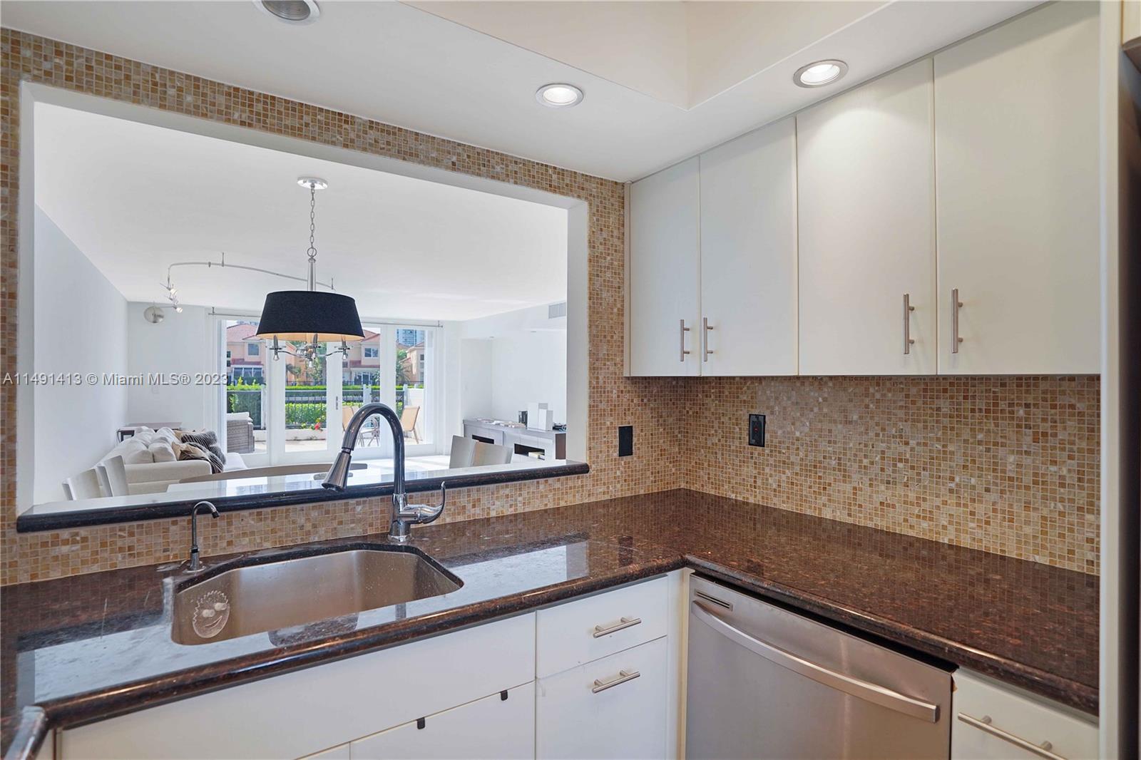GOLDEN POINTE - Residential Lease