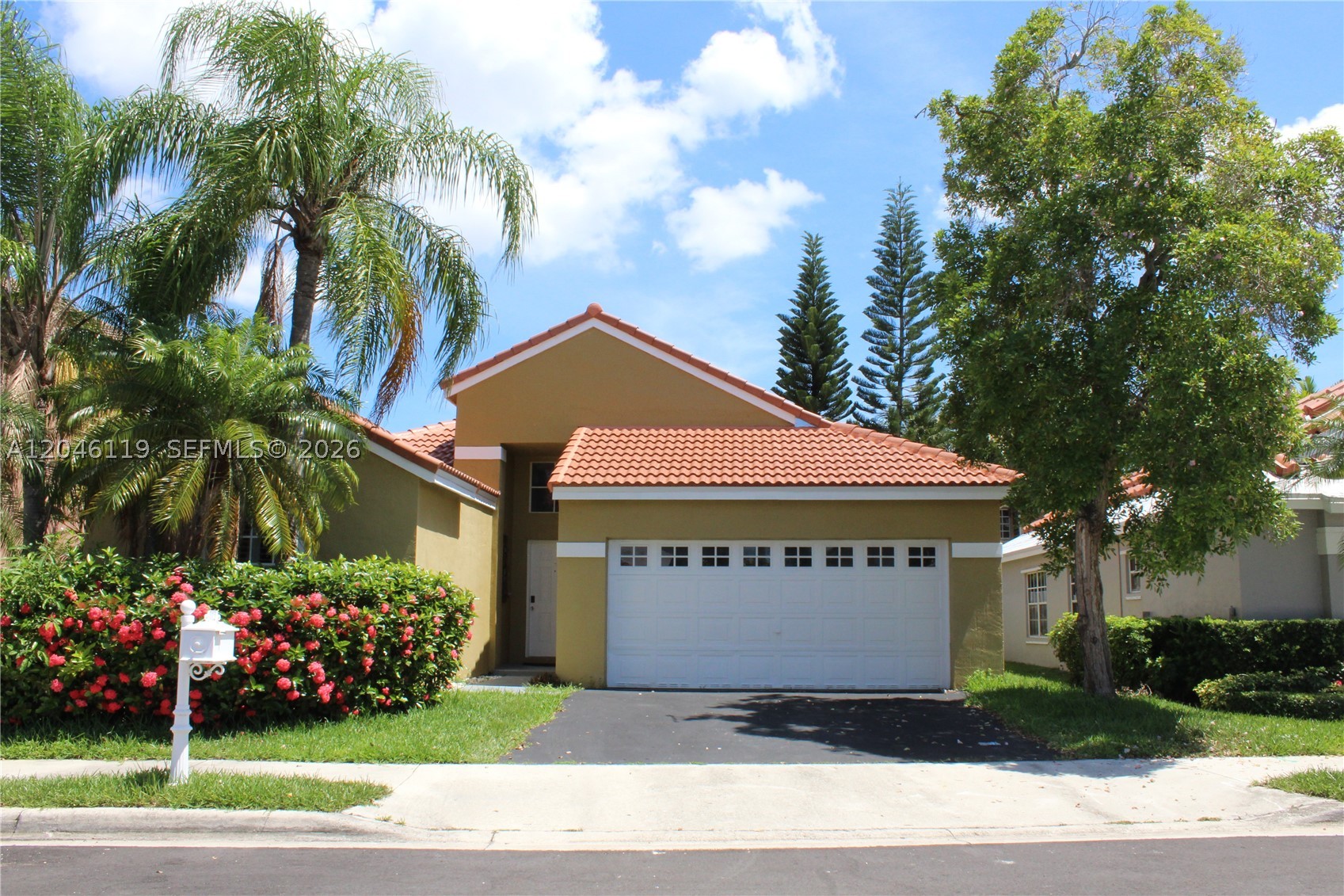 Beautiful property in Bermuda Springs, Weston. Three bedrooms, two bathrooms. Excellent condition, elegant porcelain floors, new roof, new appliances: washer, dryer, microwave oven and water heater. Spaciuos garden. Located in a peaceful and family oriented community, excellent school district, amazing location. Note: the garage is eqquiped with an electric vehicle charging connection.