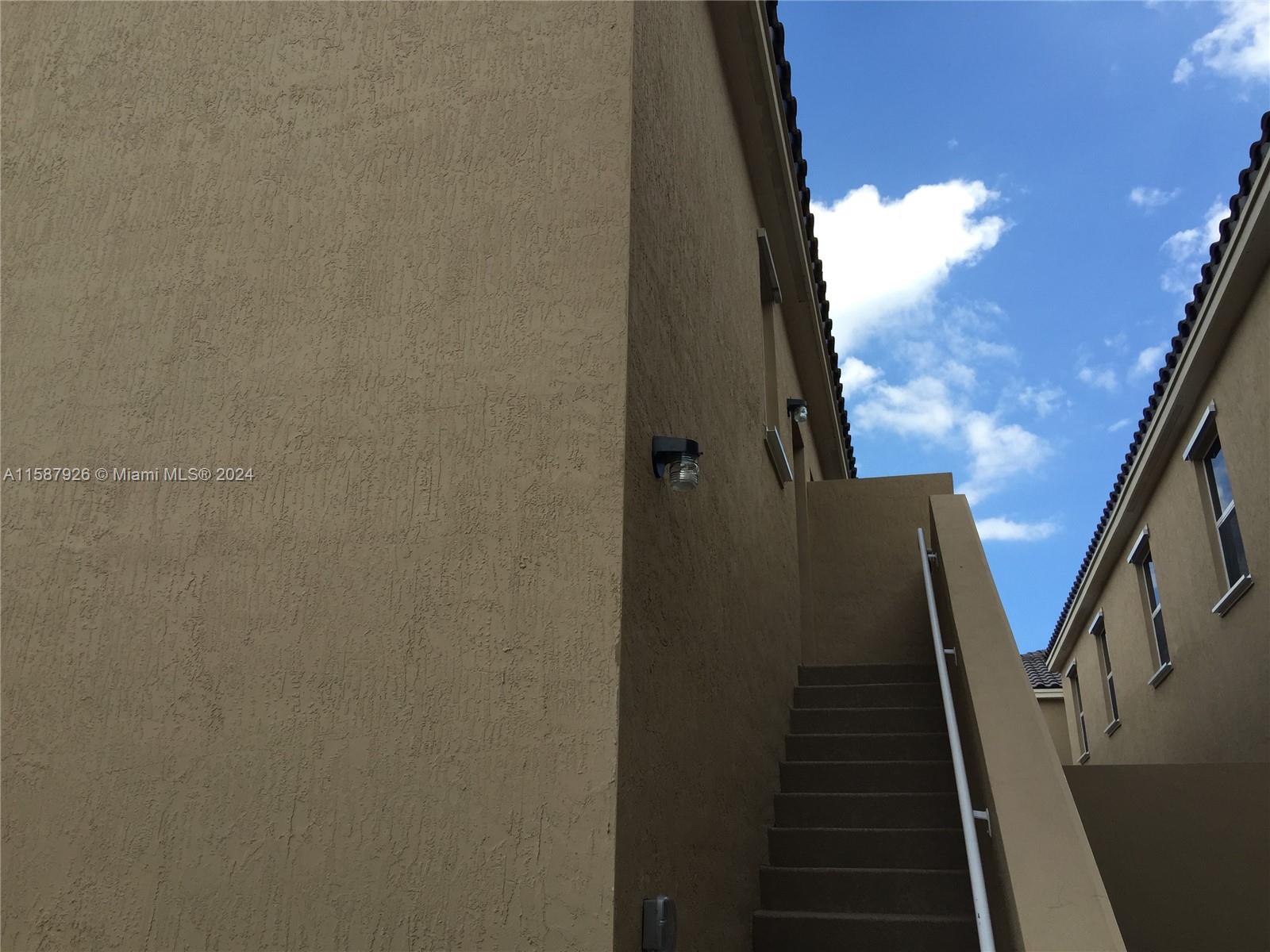 KENDALL COMMONS TOWNHOMES - Residential Lease