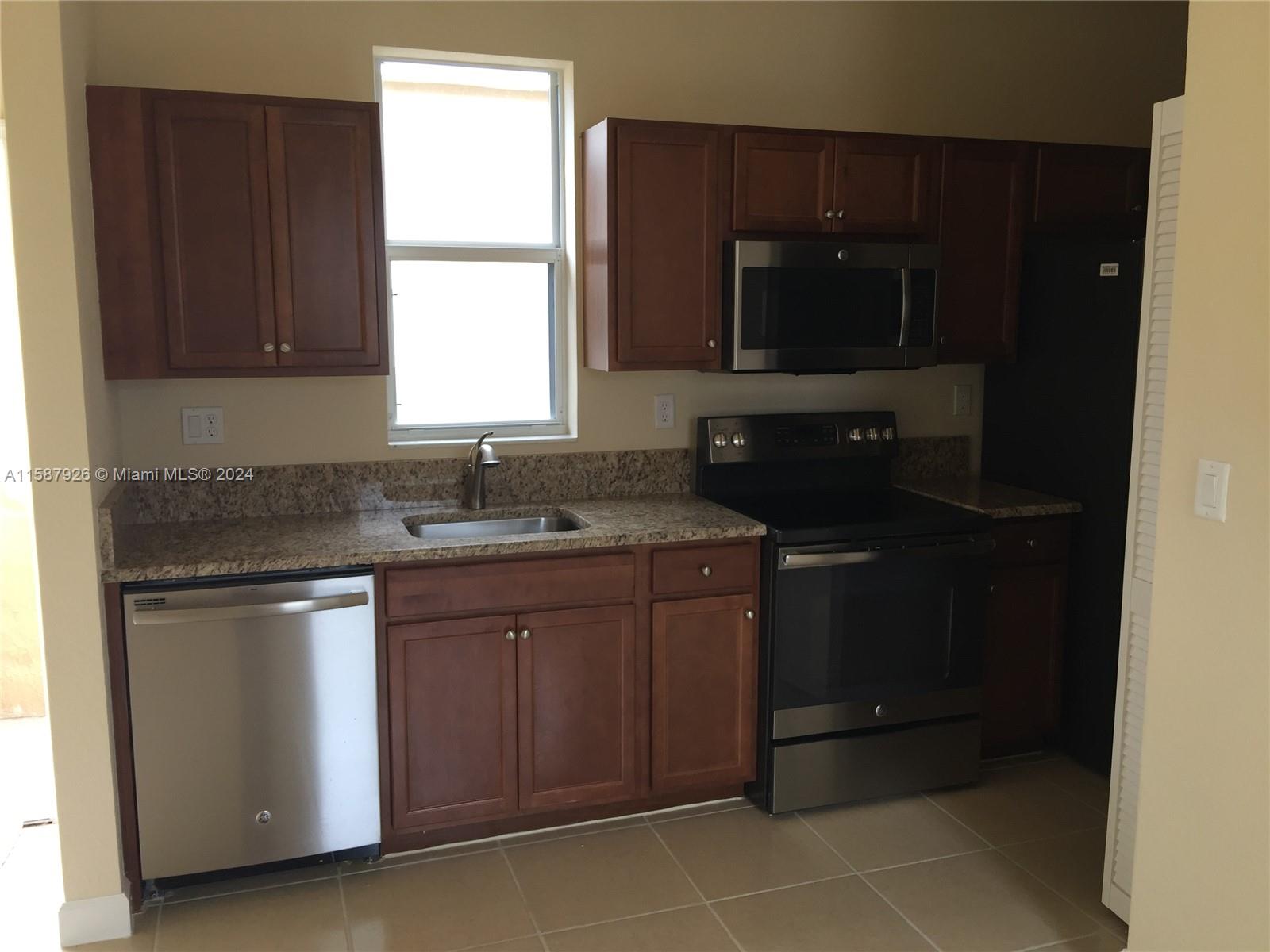KENDALL COMMONS TOWNHOMES - Residential Lease