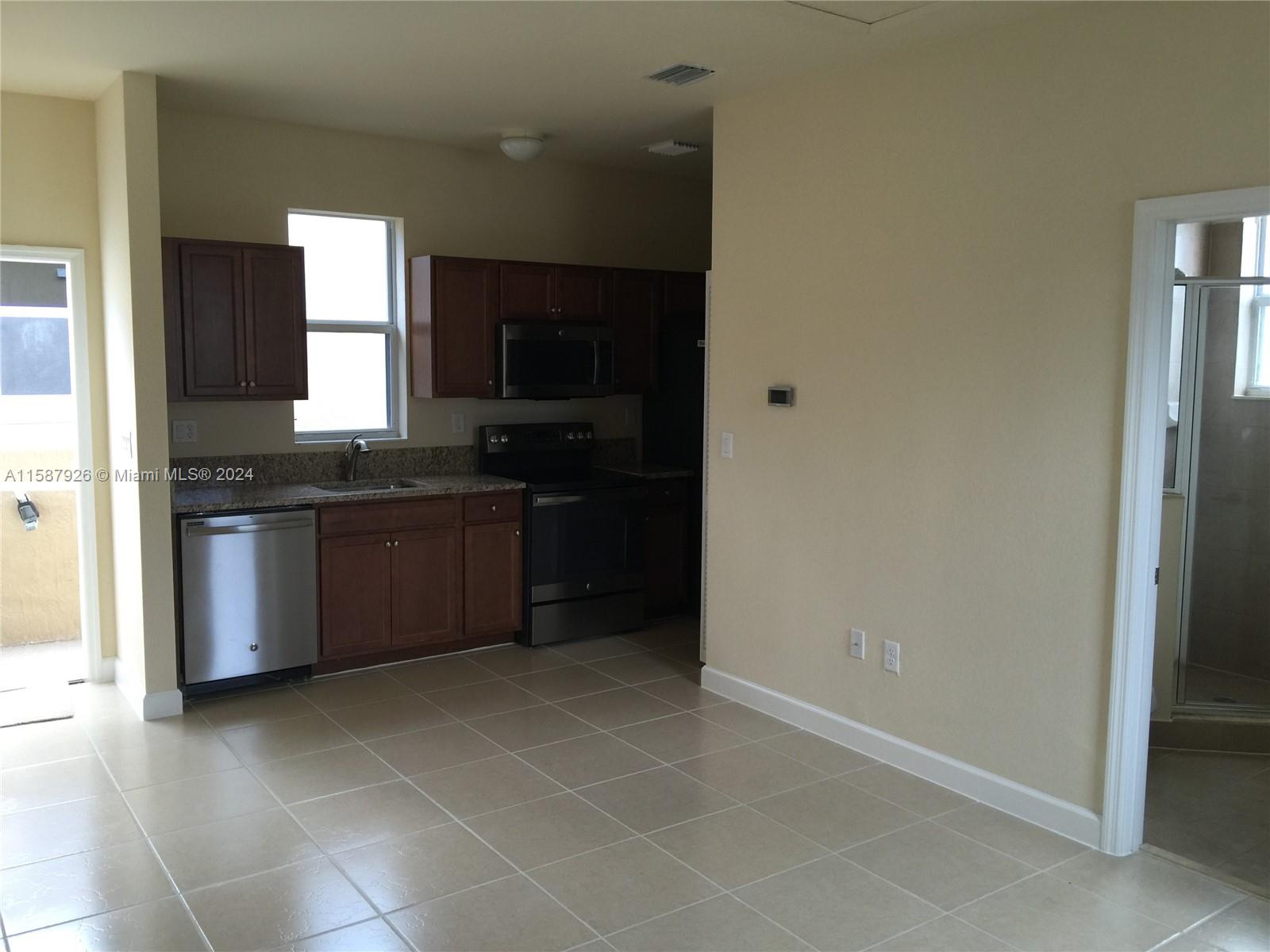 KENDALL COMMONS TOWNHOMES - Residential Lease