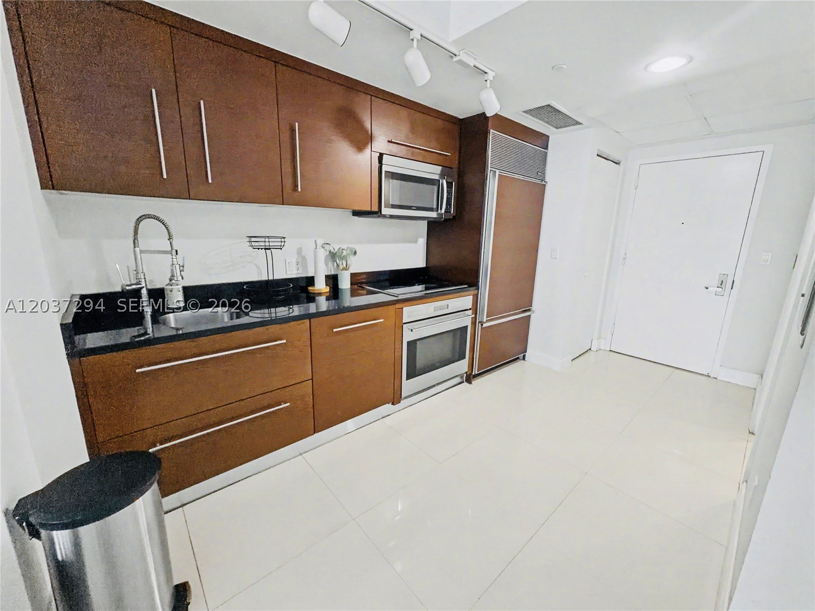ICONBRICKELL CONDO NO 1 - Residential Lease