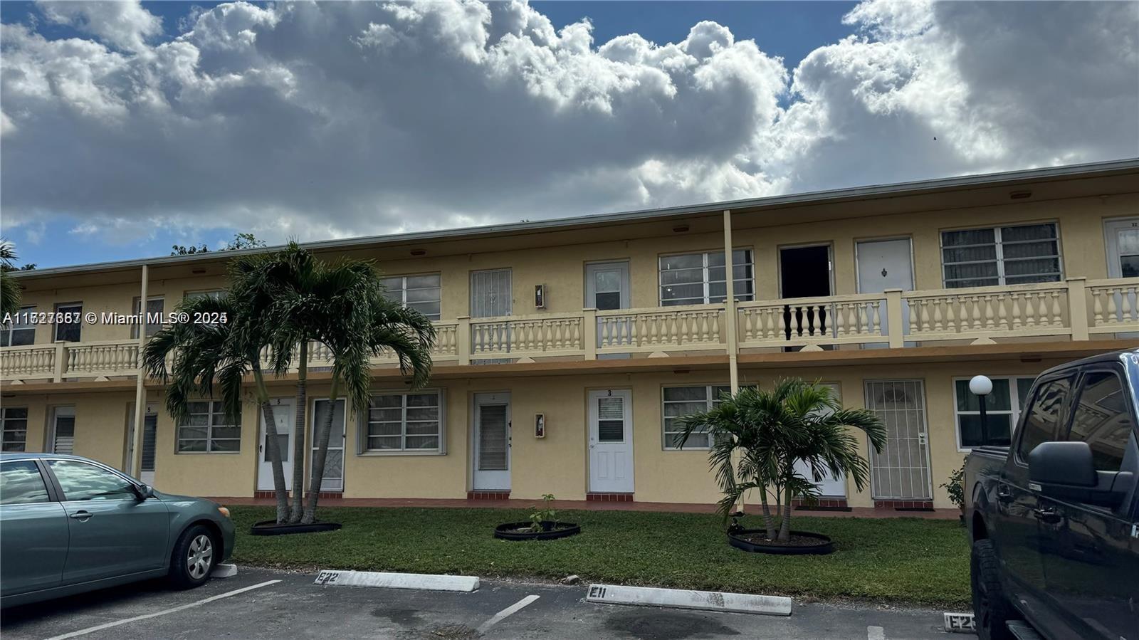 LARGE CORNER UNIT 2/2 APARTMENT FOR SALE, OWNER OCCUPIED. DO NOT DISTURB OWNER, THIS UNIT HOPA VERIFIED. THIS CONDOMINIUM HAS "NO RESERVES"