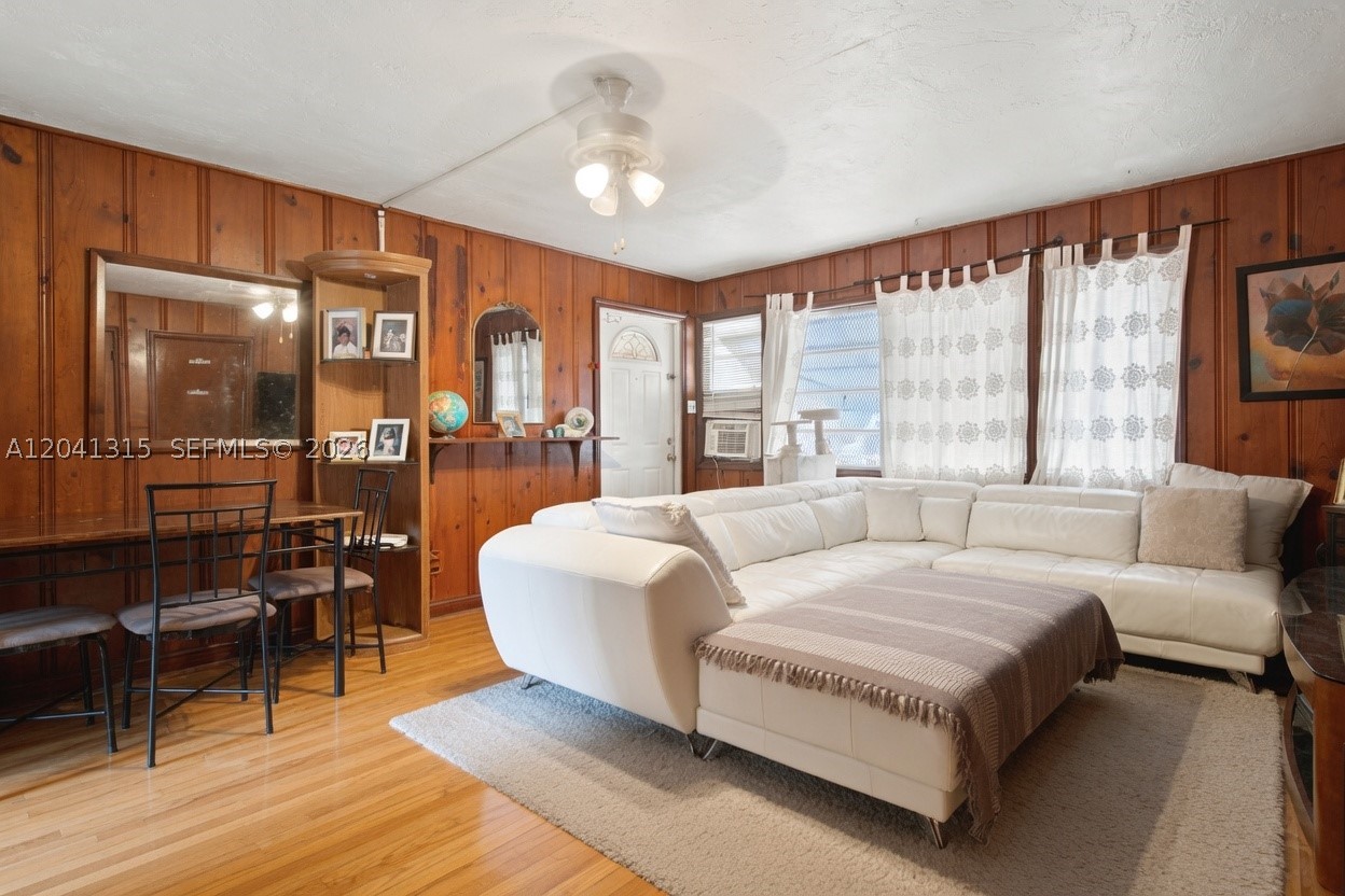 HOLLYWOOD PARK - Residential