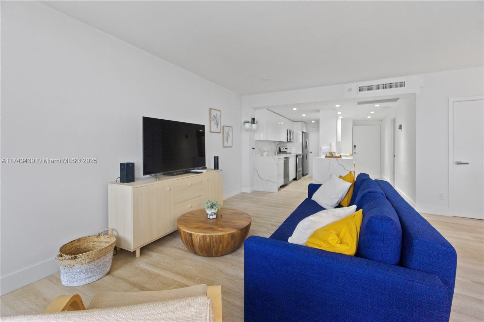THE DECOPLAGE CONDO - Residential Lease