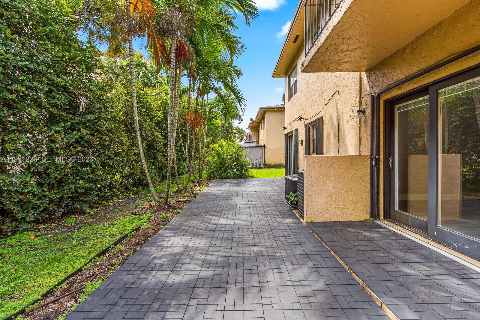 LAGUNA TROPICAL CONDO - Residential